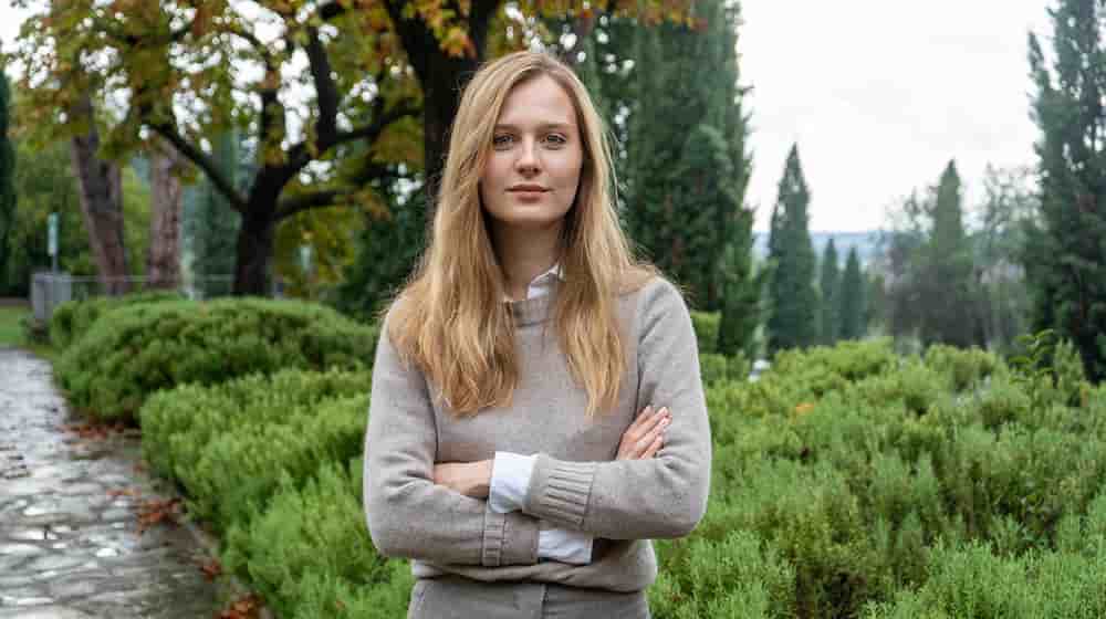 La journaliste Flora Garamvolgyi étudie depuis plus de dix ans les mouvements de désinformation sur les réseaux sociaux.