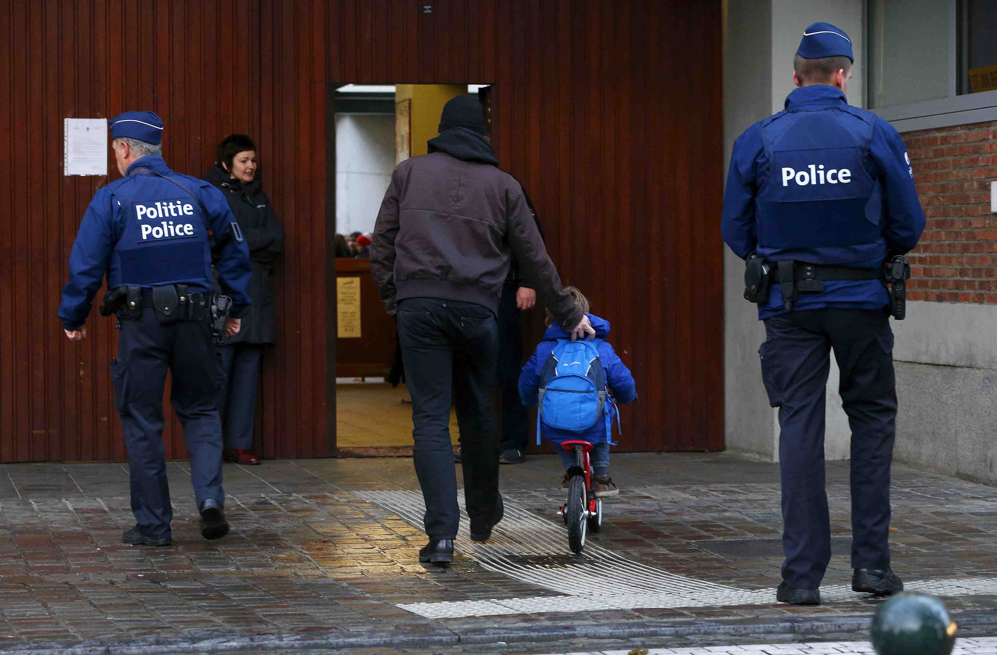 Ecoles et metro rouvrent a bruxelles sous etroite surveillance