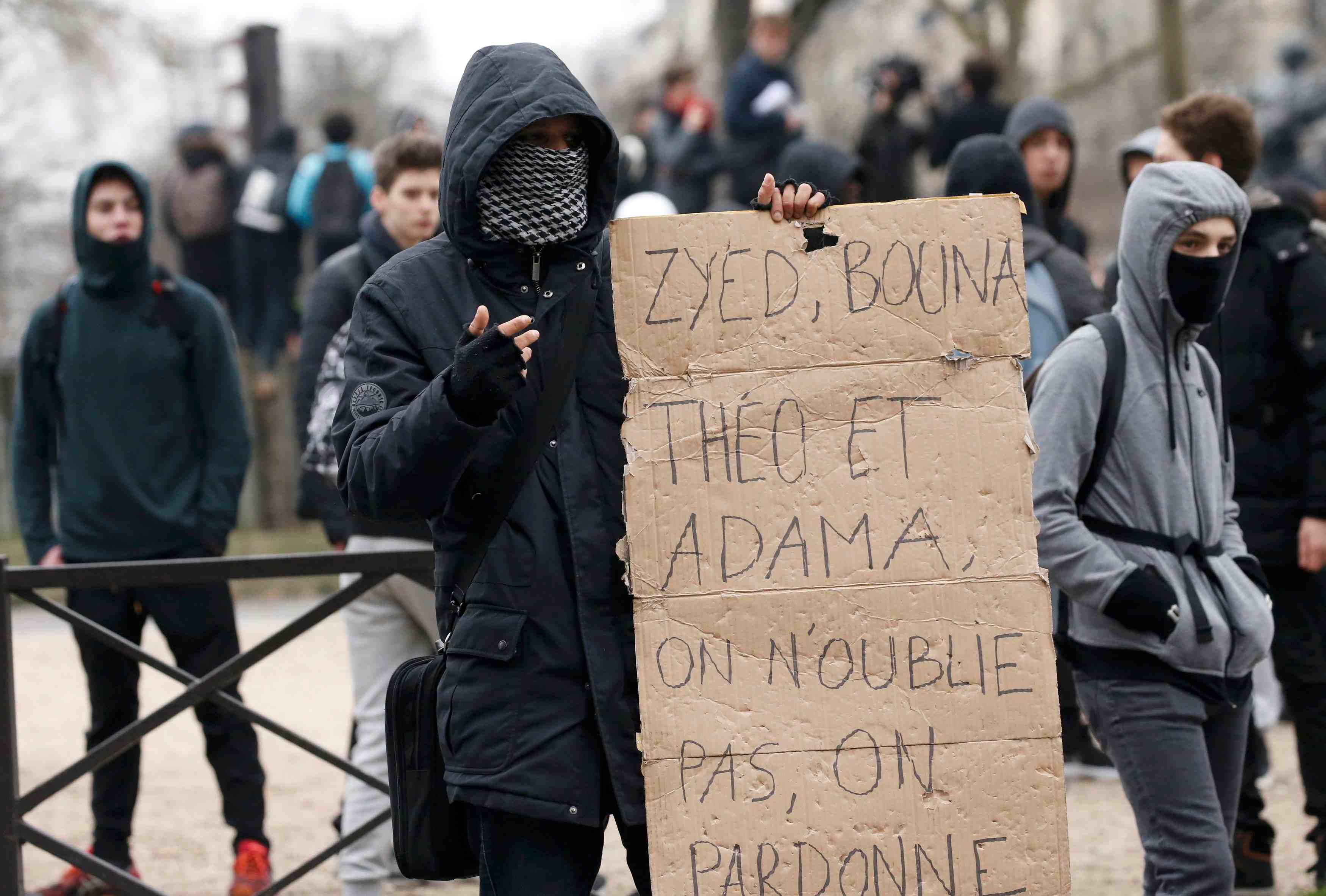 Des jeunes bloquent des lycees parisiens pour soutenir theo