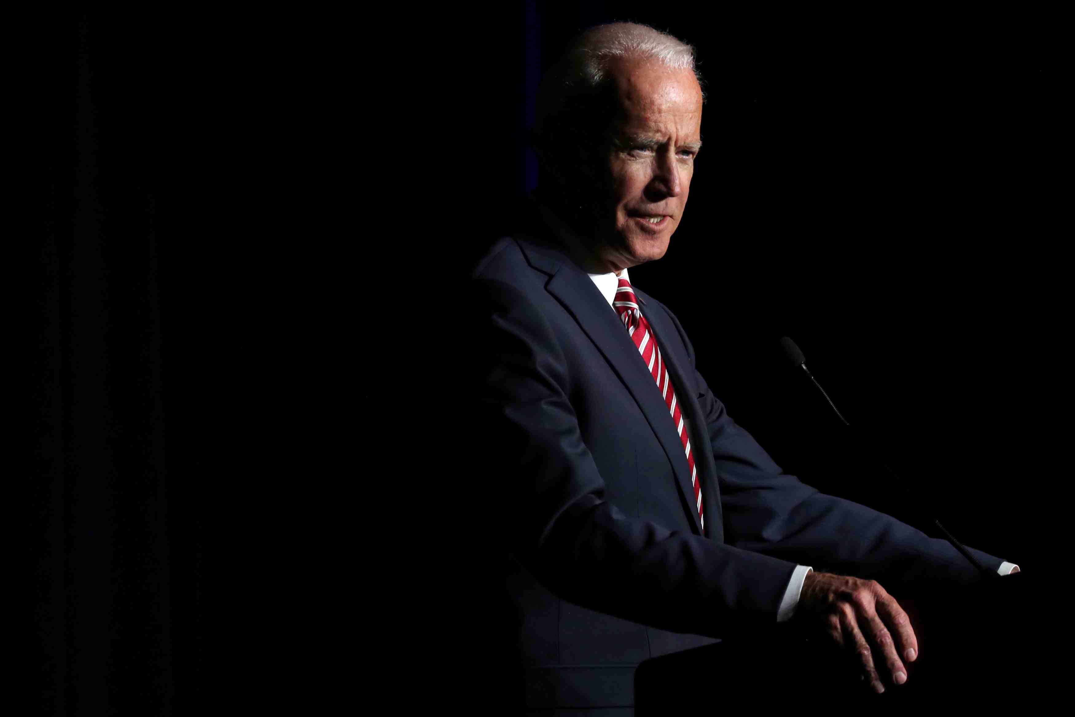 Usa: biden accuse de comportement deplace par une militante