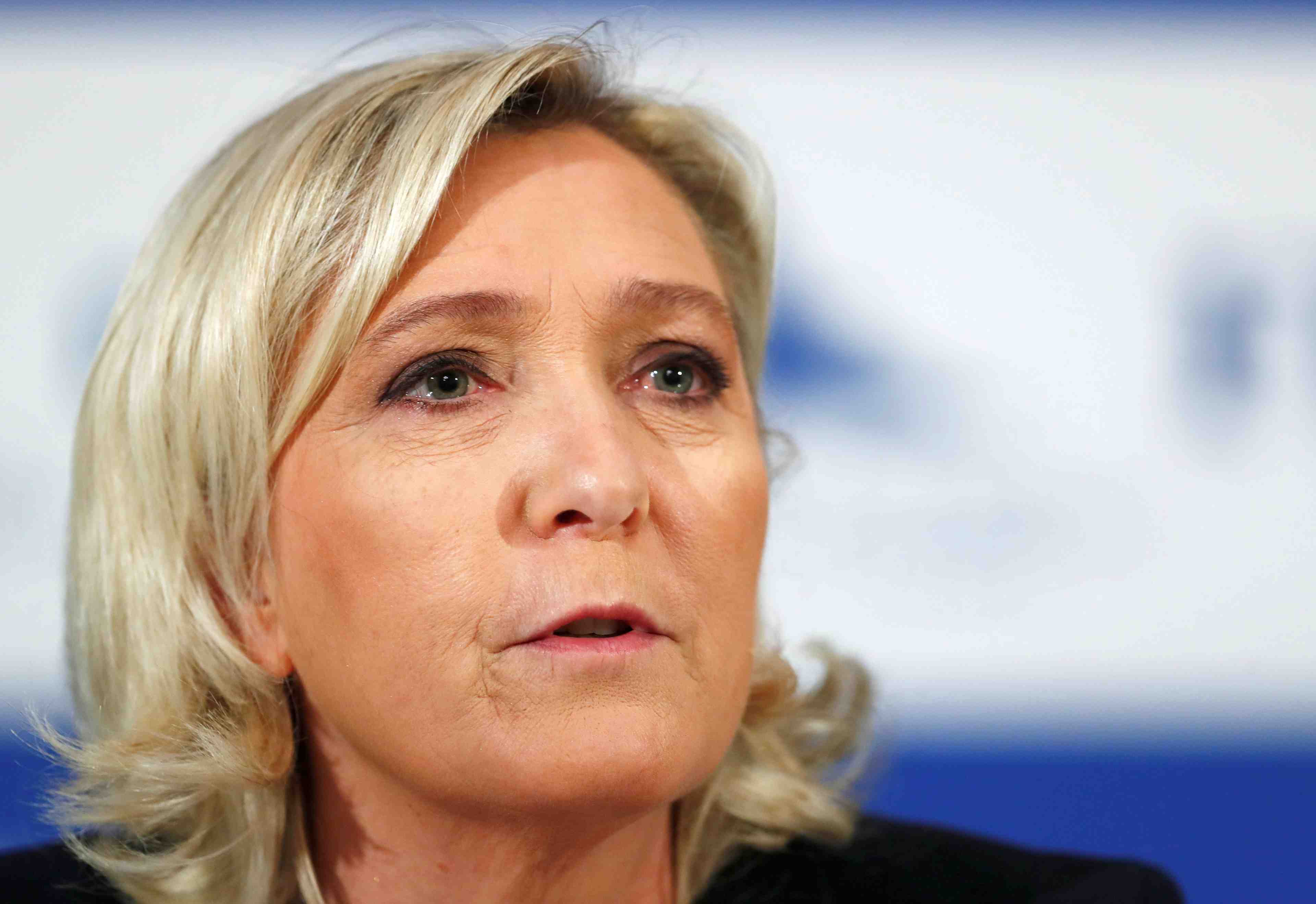 Europeennes: le pen se defend d'avoir fait un signe supremaciste