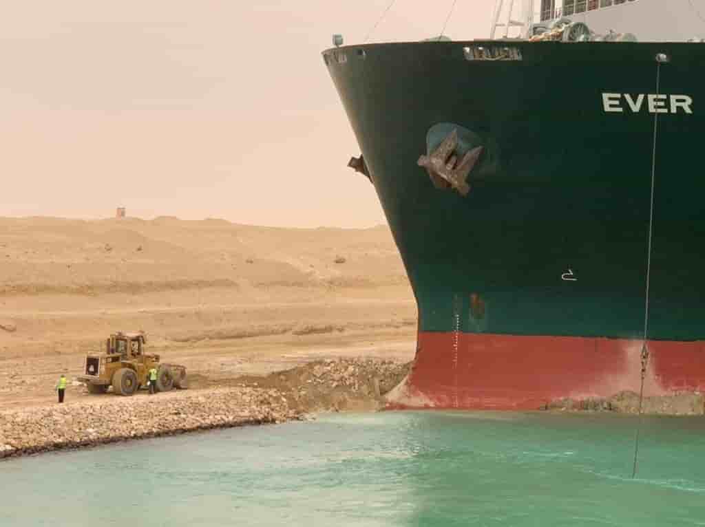 Les operations de remorquage reprennent sur le canal de suez, toujours bloque