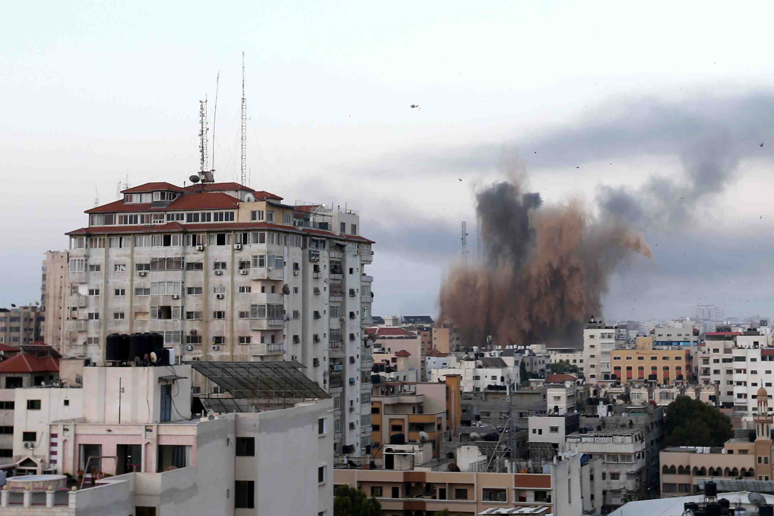Israel et le hamas intensifient leurs bombardements, des dizaines de morts