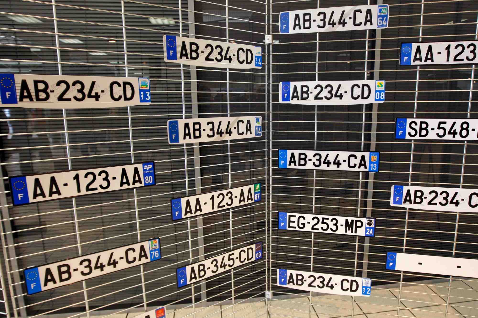 Des plaques d'immatriculation de vehicules neufs francais sont visibles chez un concessionnaire renault a pierrelaye pres de paris