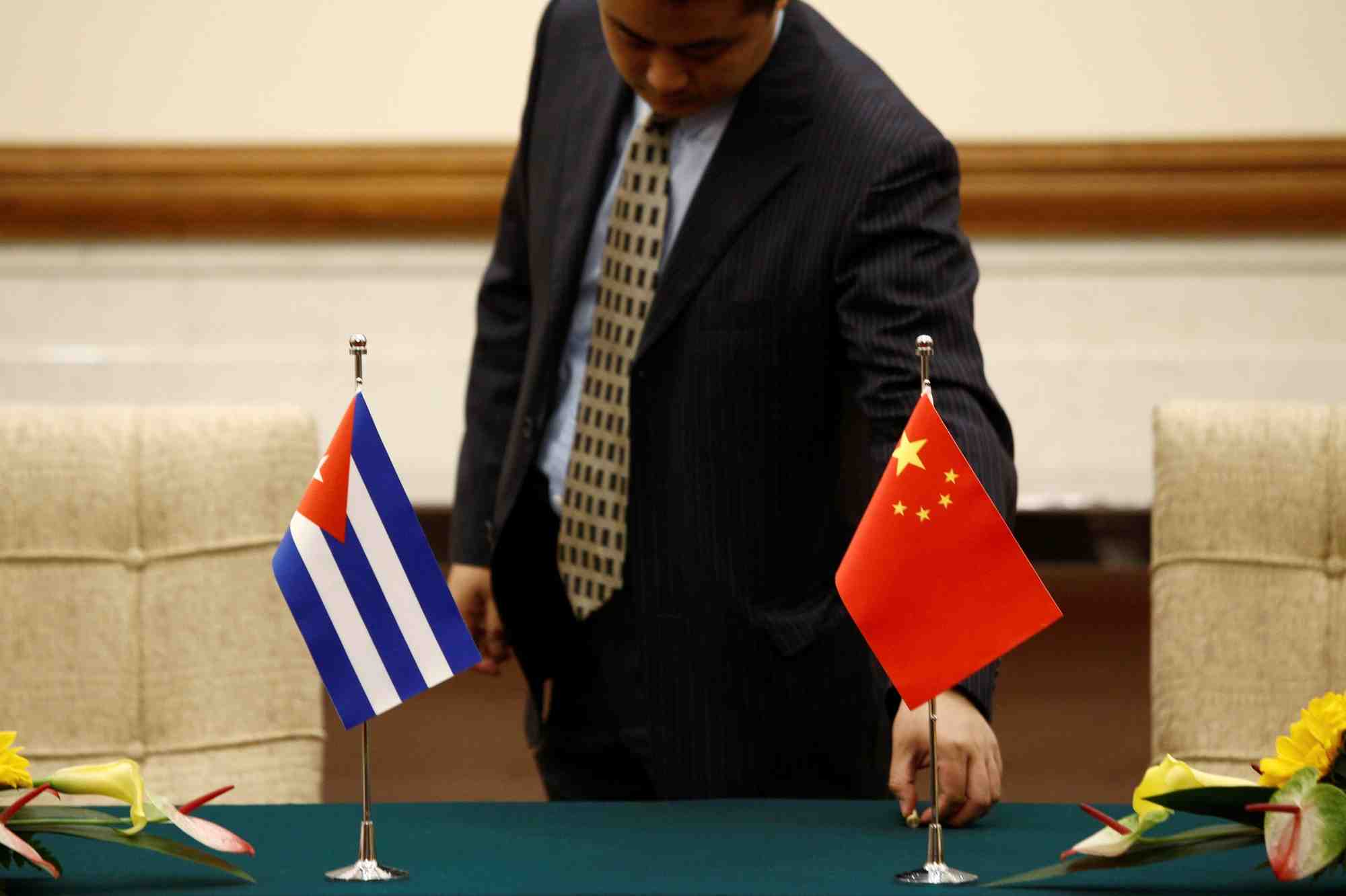 Les drapeaux de la chine et de cuba