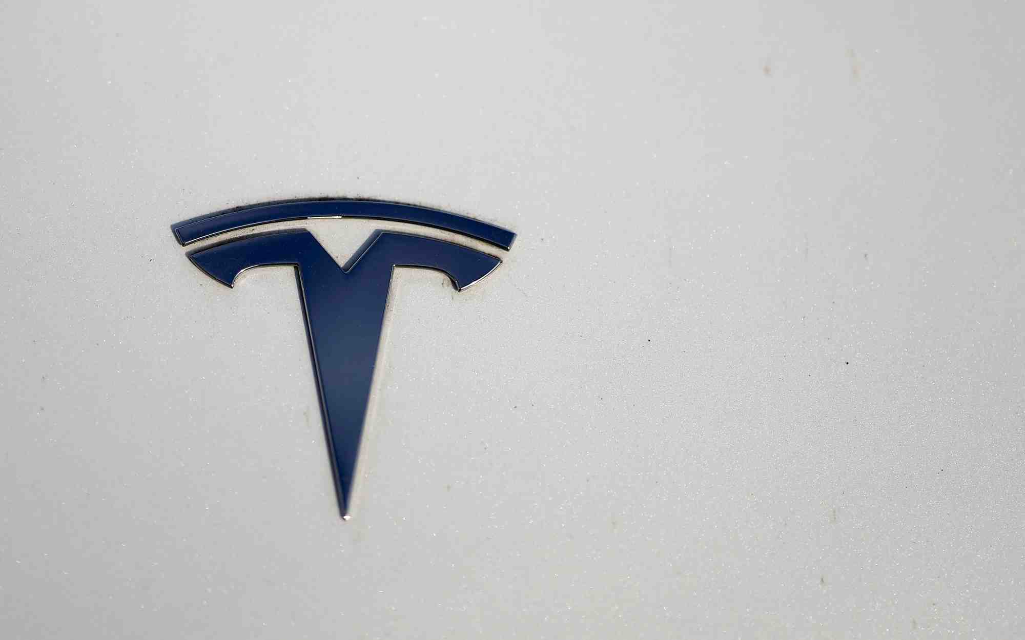 Vue du logo de tesla a gruenheide