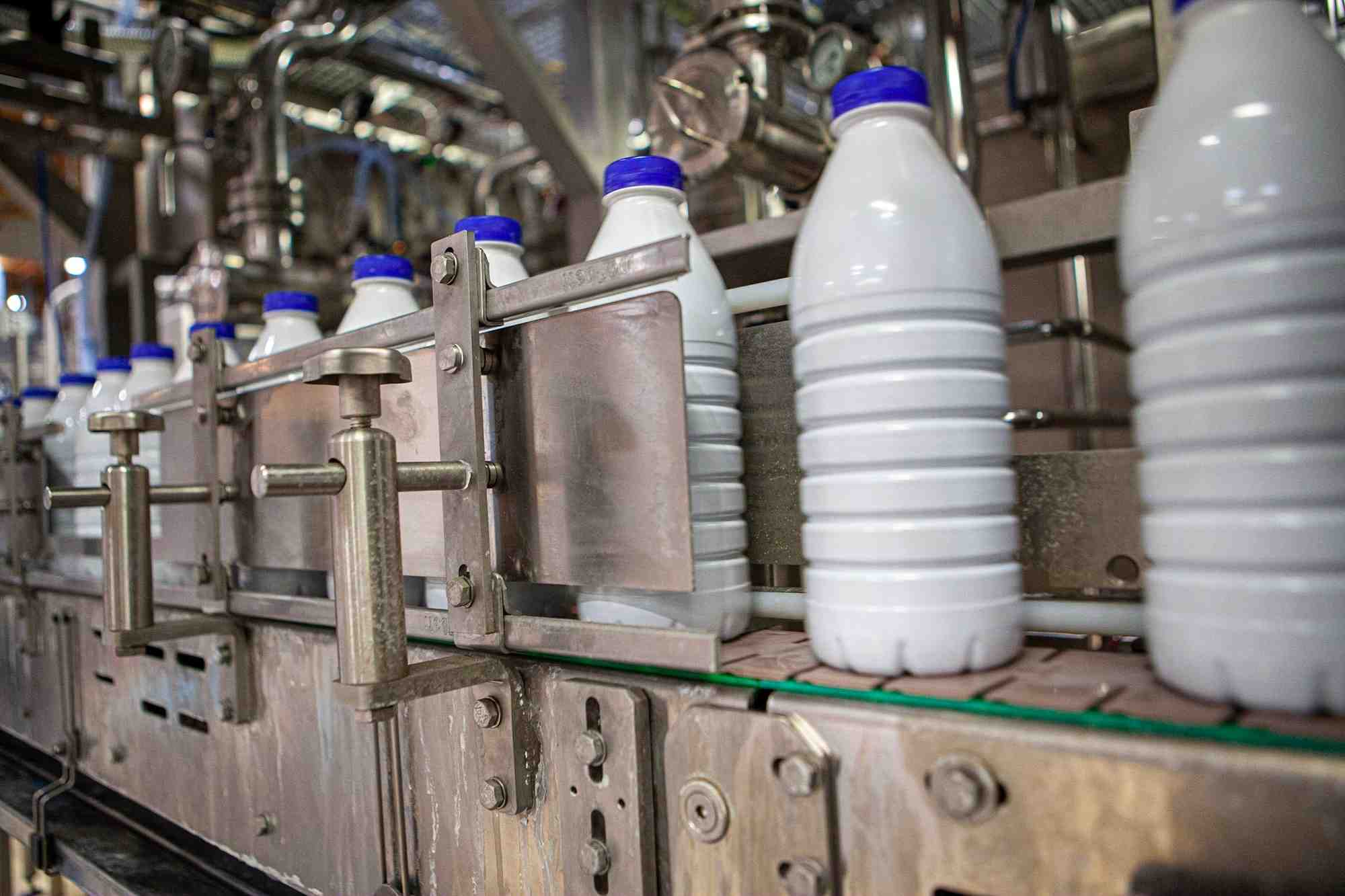 La Laiterie de Saint-Denis-de-l'Hôtel embouteille annuellement environ 400 millions de litres de lait.