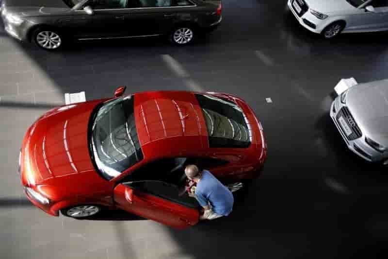 La chine pese sur les ventes d'audi, rattrape par mercedes