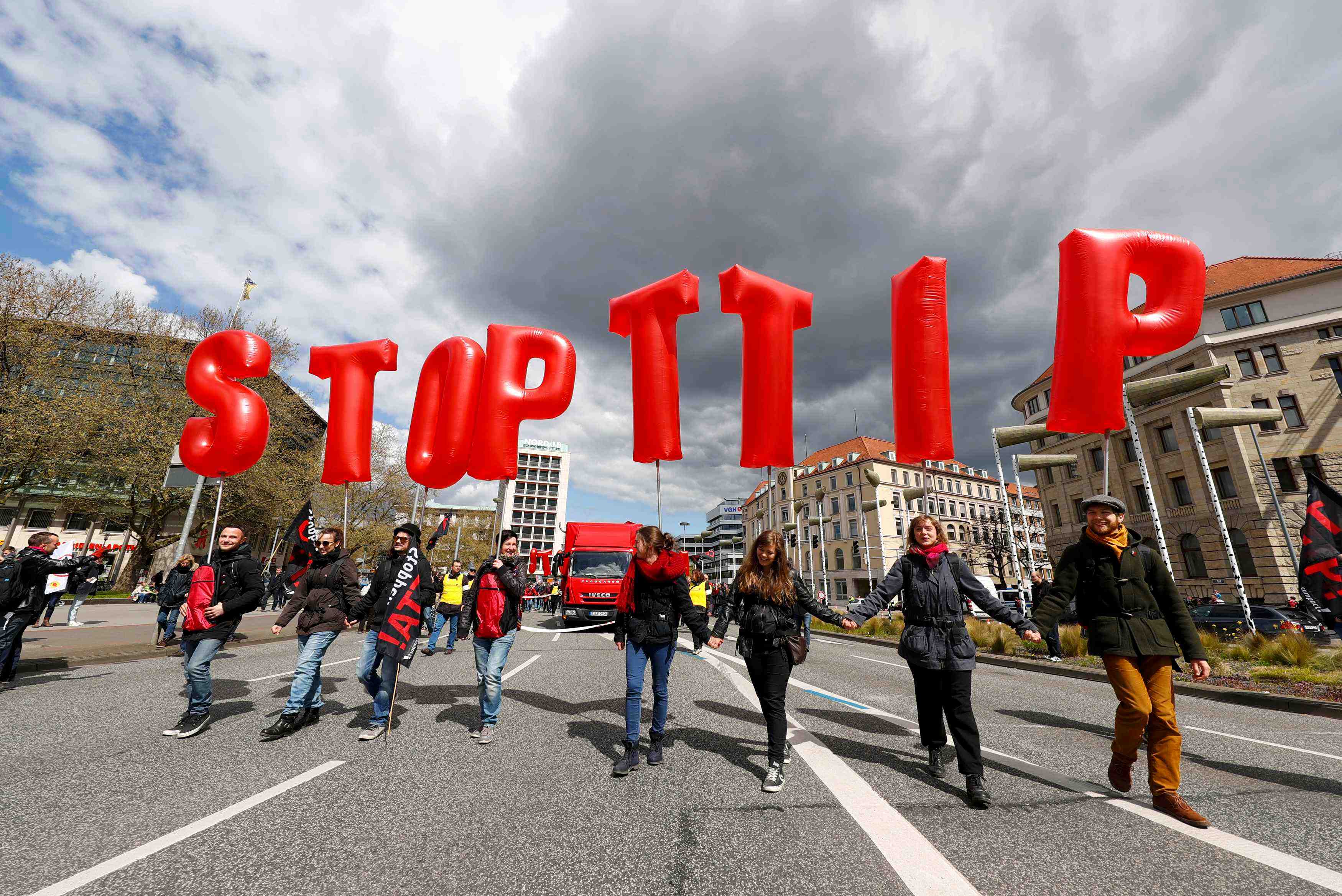 Manifestation a hanovre contre un accord de commerce transatlantique
