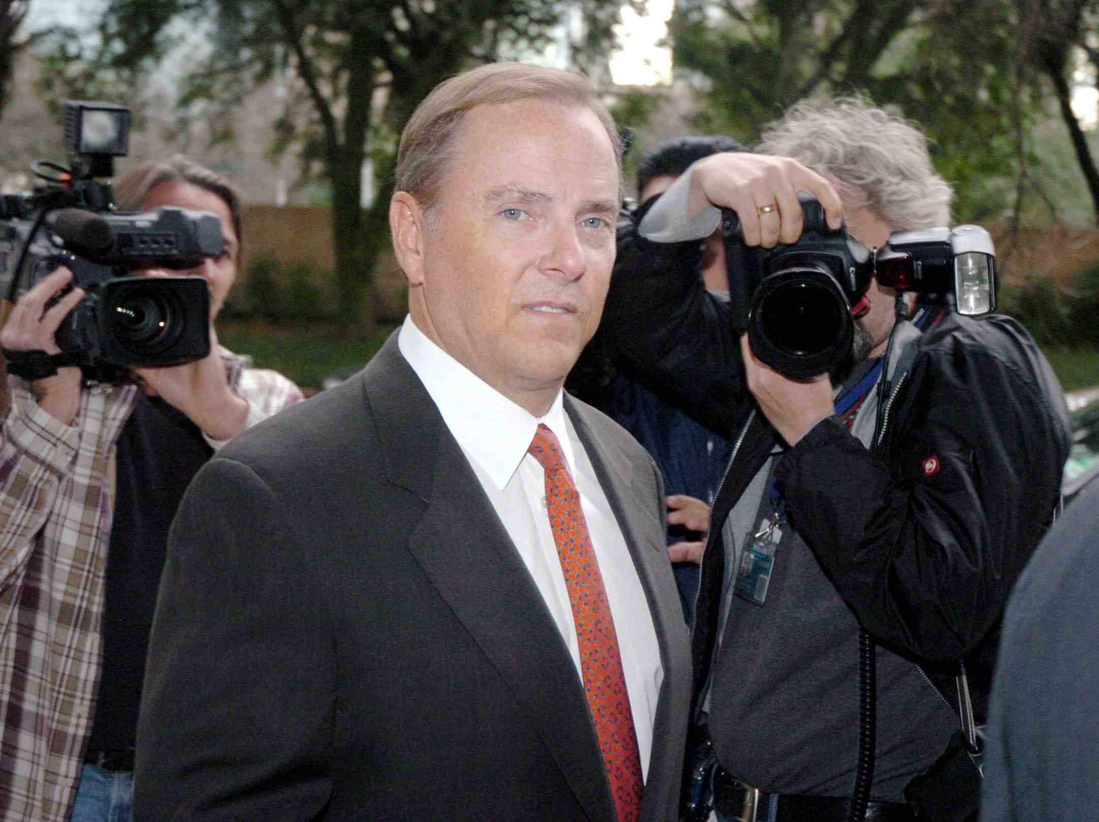Skilling, ex-dg d'enron, libere de prison et place en reinsertion