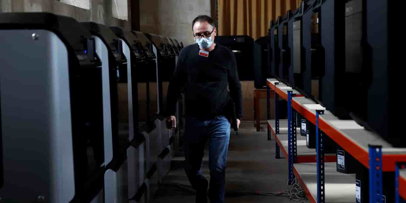 L'imprimante 3D permet de fabriquer n'importe quel objet à la demande et s'avère fort utile en cas de pénurie. A Paris, près de l'hôpital Cochin, soixante imprimantes 3D fabriquent des visières pour les soignants et des valves pour les respirateurs. Le DIY (Do It Yourself) va prendre de plus en plus d'importance.