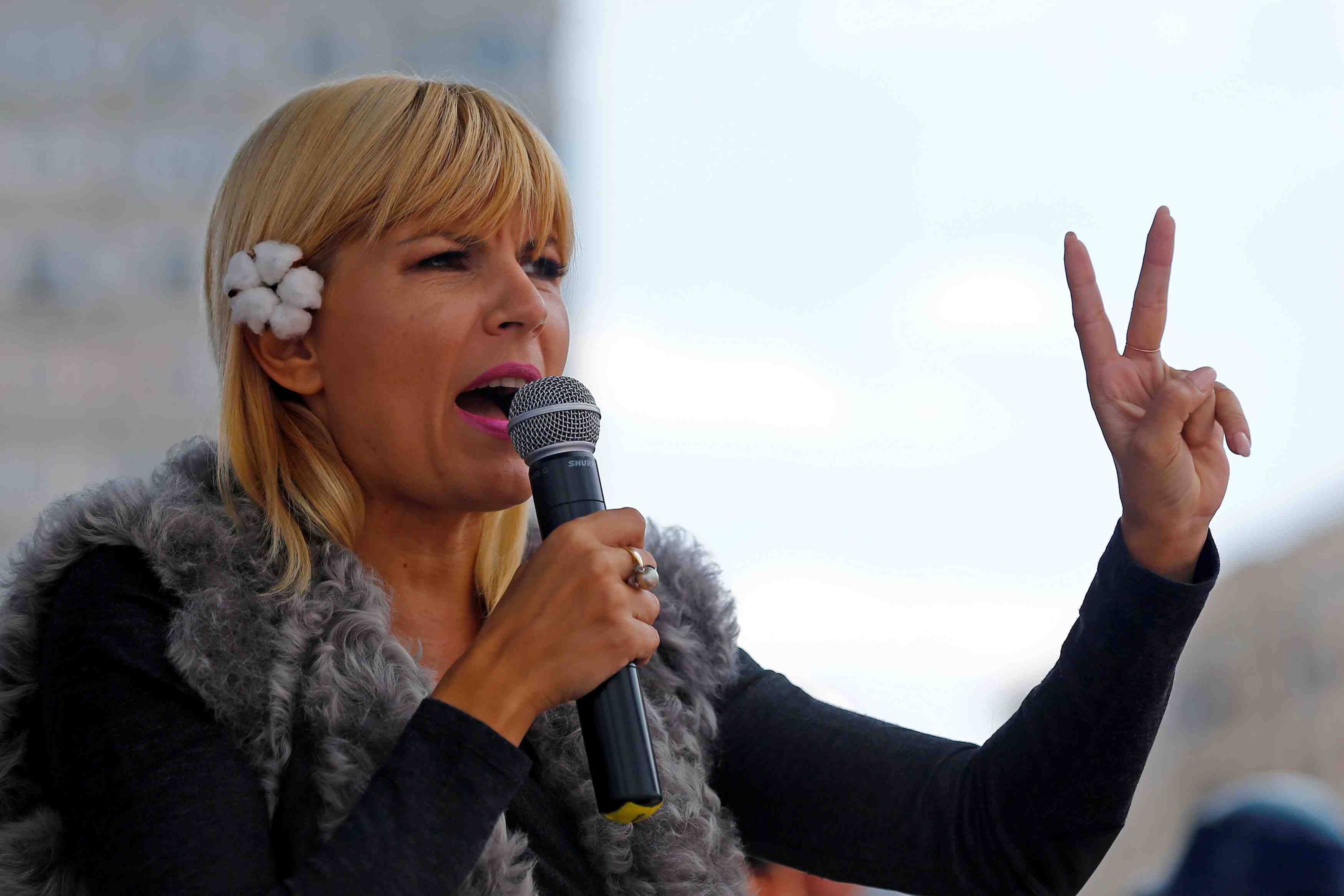 Le tribunal de bucarest condamne une ancienne ministre et la fille de l'ex-president pour corruption