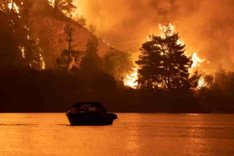 Les incendies progressent autour d'athenes