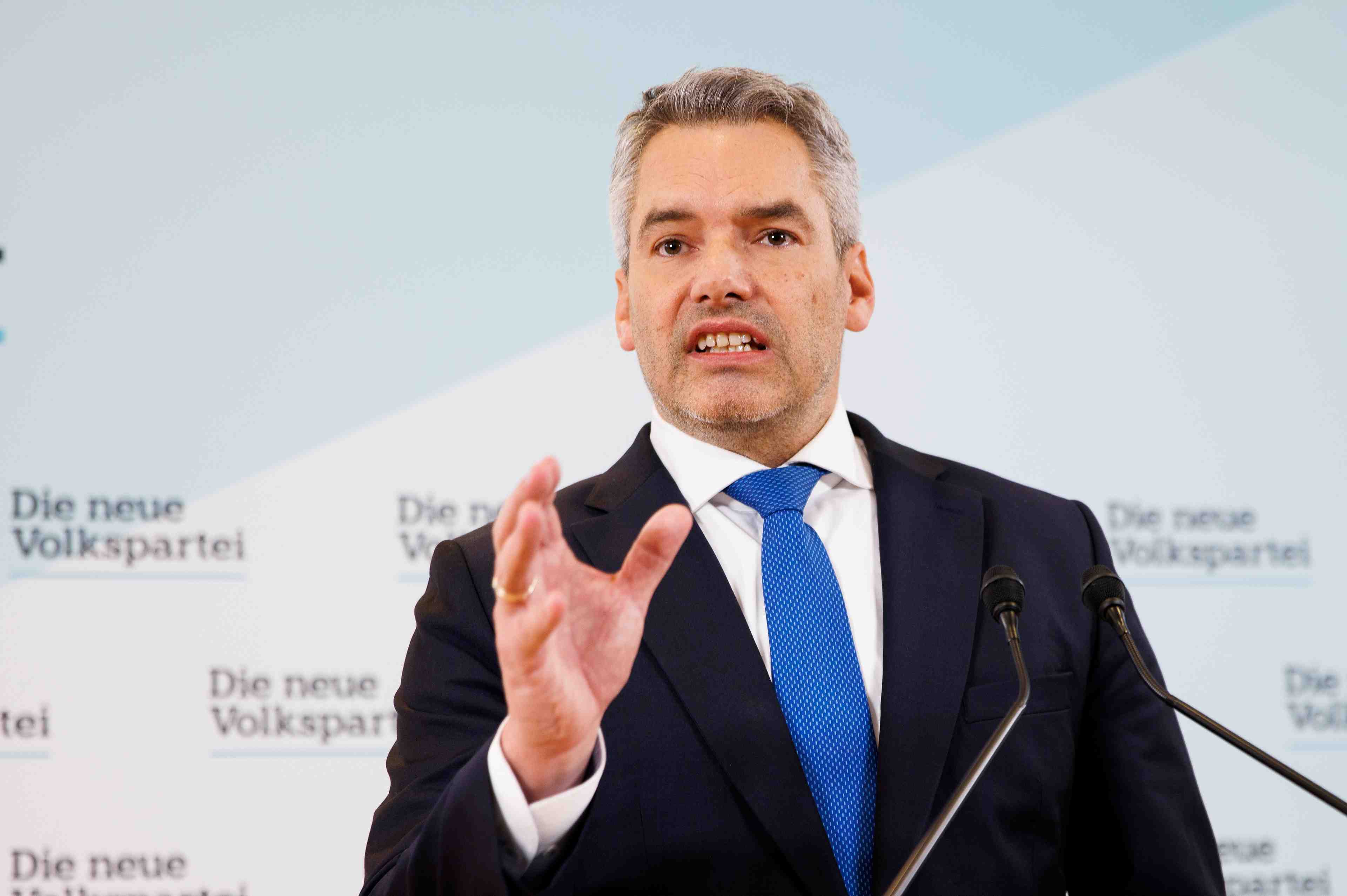 Karl nehammer deviendra lundi le nouveau chancelier autrichien