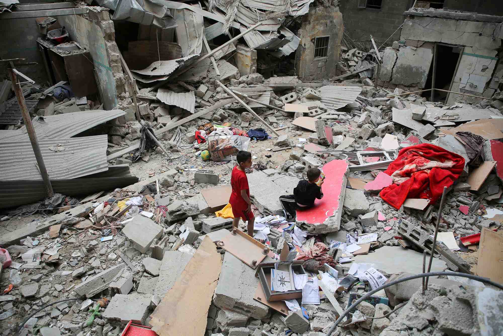 Des enfants palestiniens inspectent le site d'une frappe israelienne sur une maison, a rafah,  ville palestinienne situee dans le sud de la bande de gaza