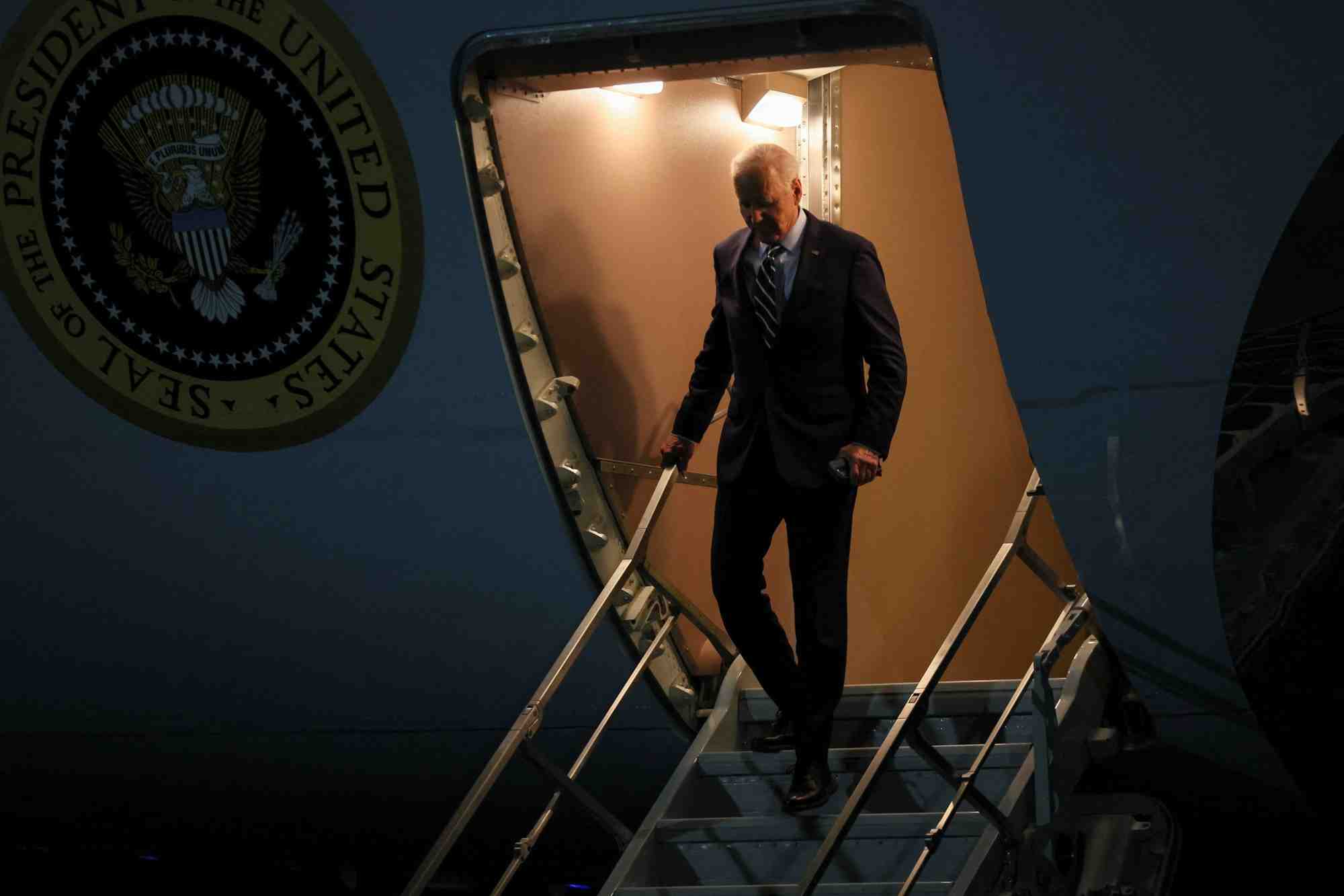 Le president americain biden arrive a la base conjointe d'andrews