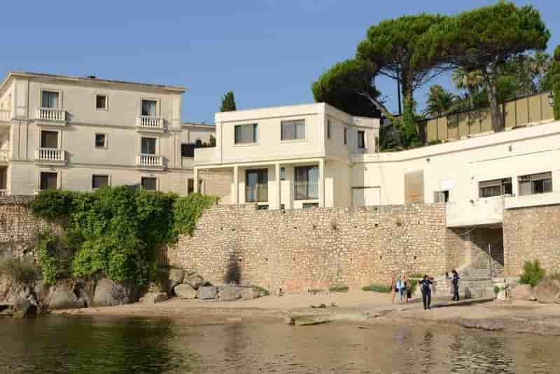 La procédure a permis de geler plusieurs propriétés de luxe, dont un domaine à Grasse (Alpes-Maritimes) et des villas à Saint-Raphaël et Grimaud (Var). (Photo d'illustration)