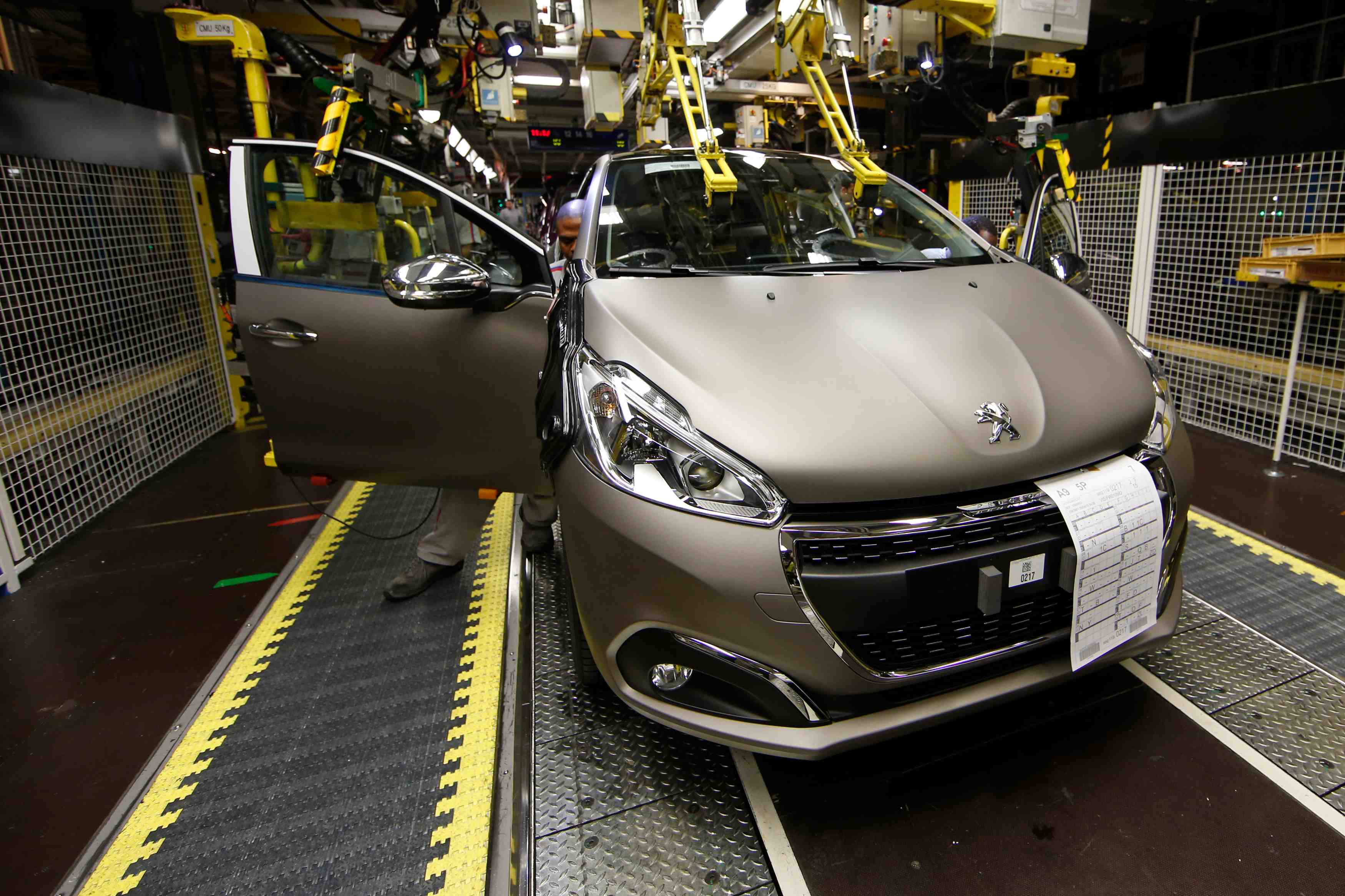 Psa envisage de fabriquer un modele supplementaire a poissy