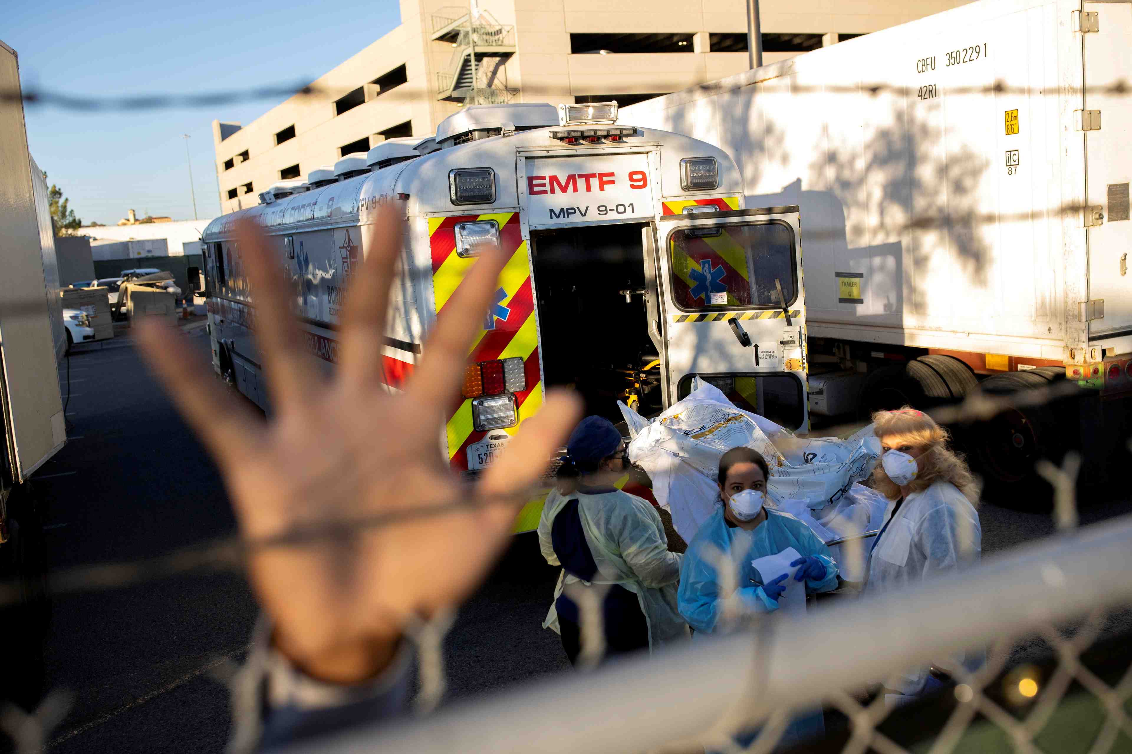 Usa: cloches et bougies pour honorer les victimes du covid-19