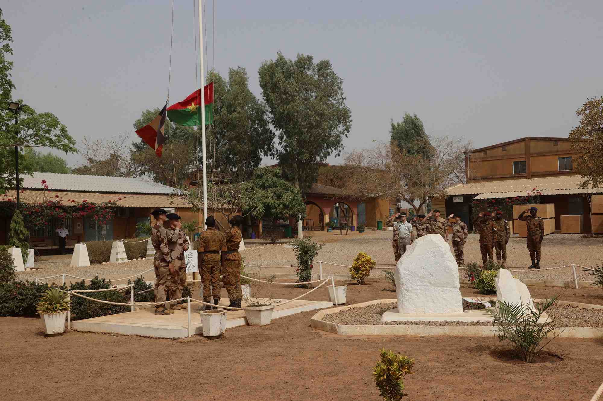 Des soldats assistent a une ceremonie a kamboinsin, au burkina faso