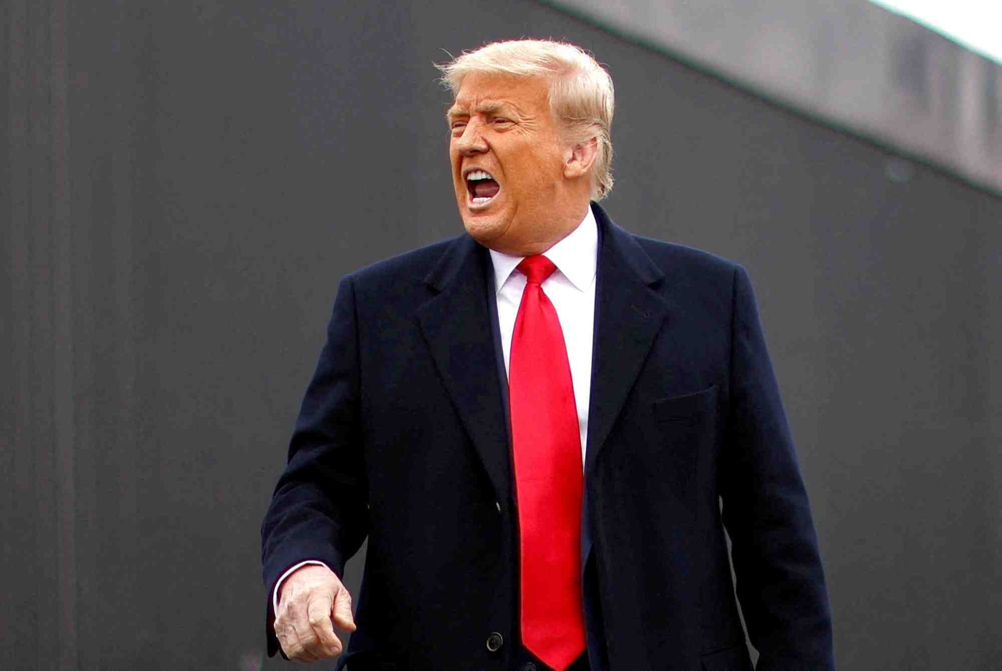 Donald trump lors d'une visite du mur frontalier americano-mexicain