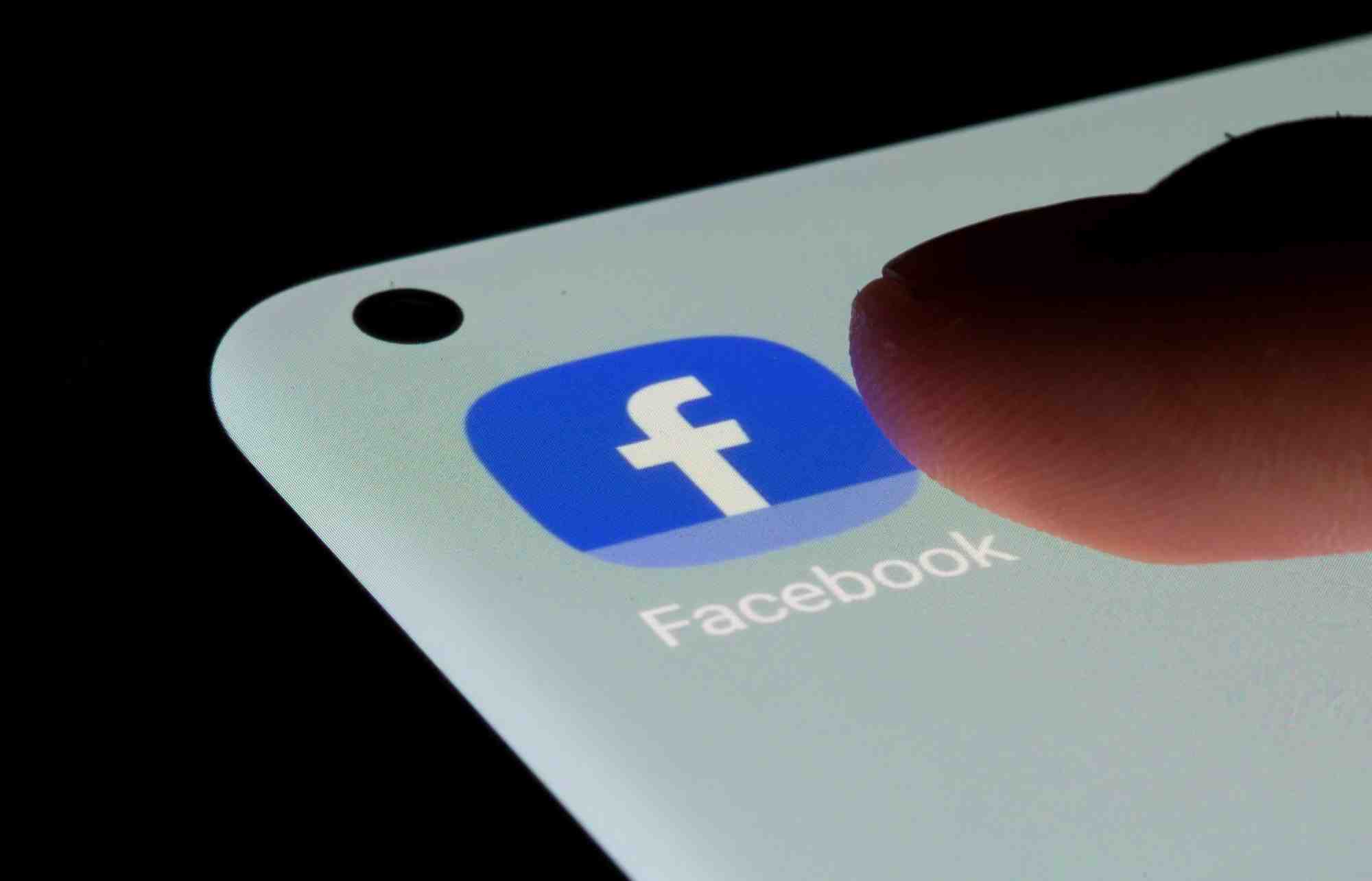 Cette illustration montre l'application facebook sur un smartphone