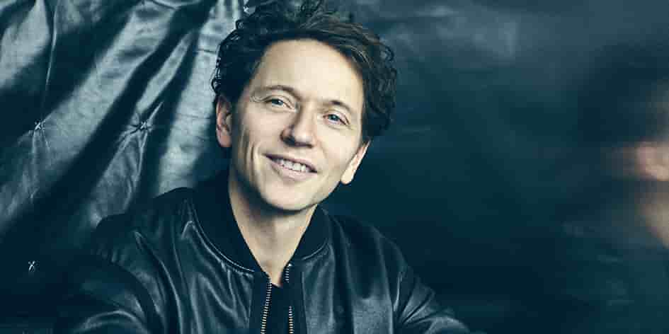 Raphaël jouera cet été dans une quinzaine de festivals. Sa tournée débutera fin 2025.