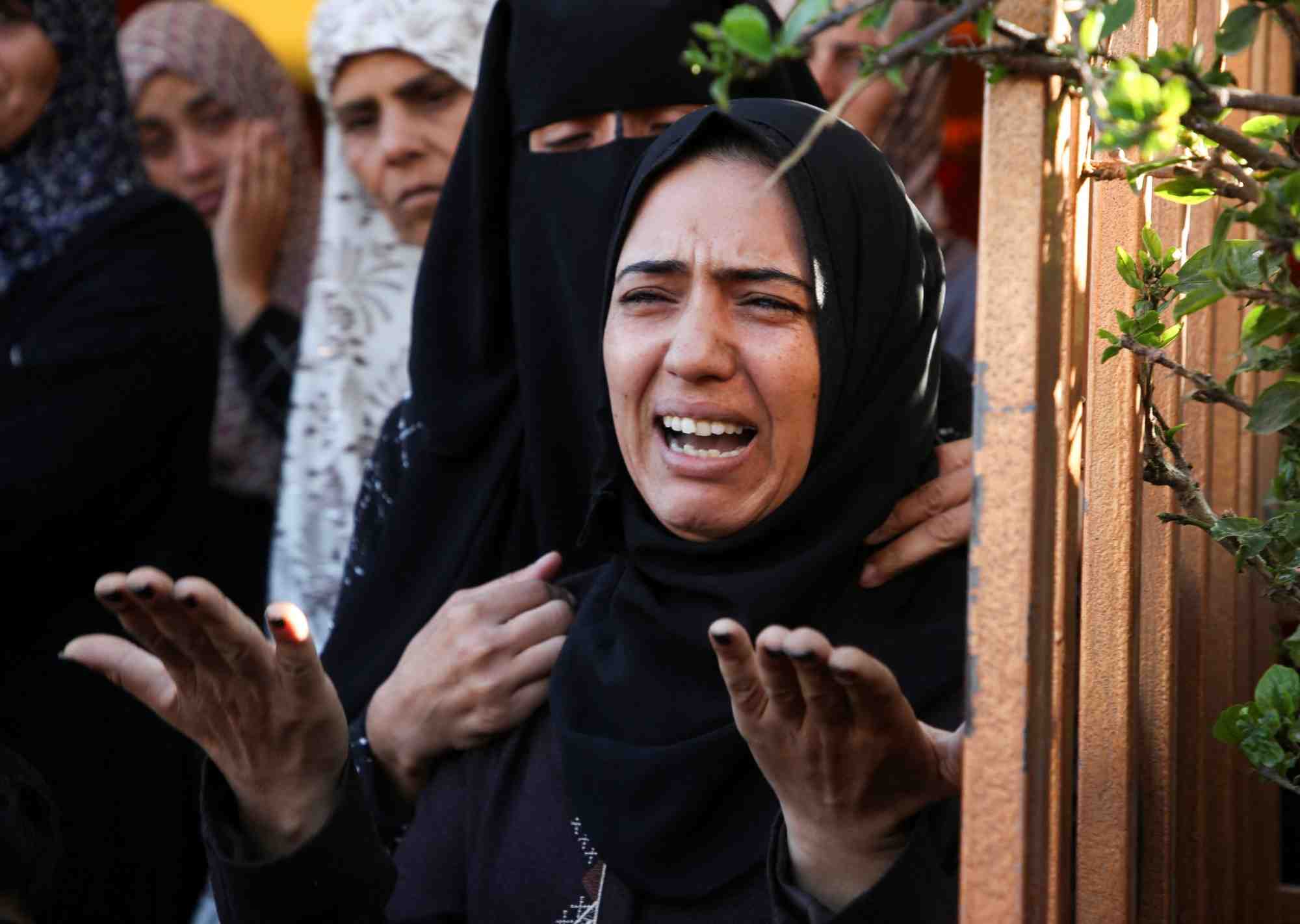 Des palestiniens pleurent leurs proches tues dans des frappes israeliennes, a khan younes dans le sud de la bande de gaza