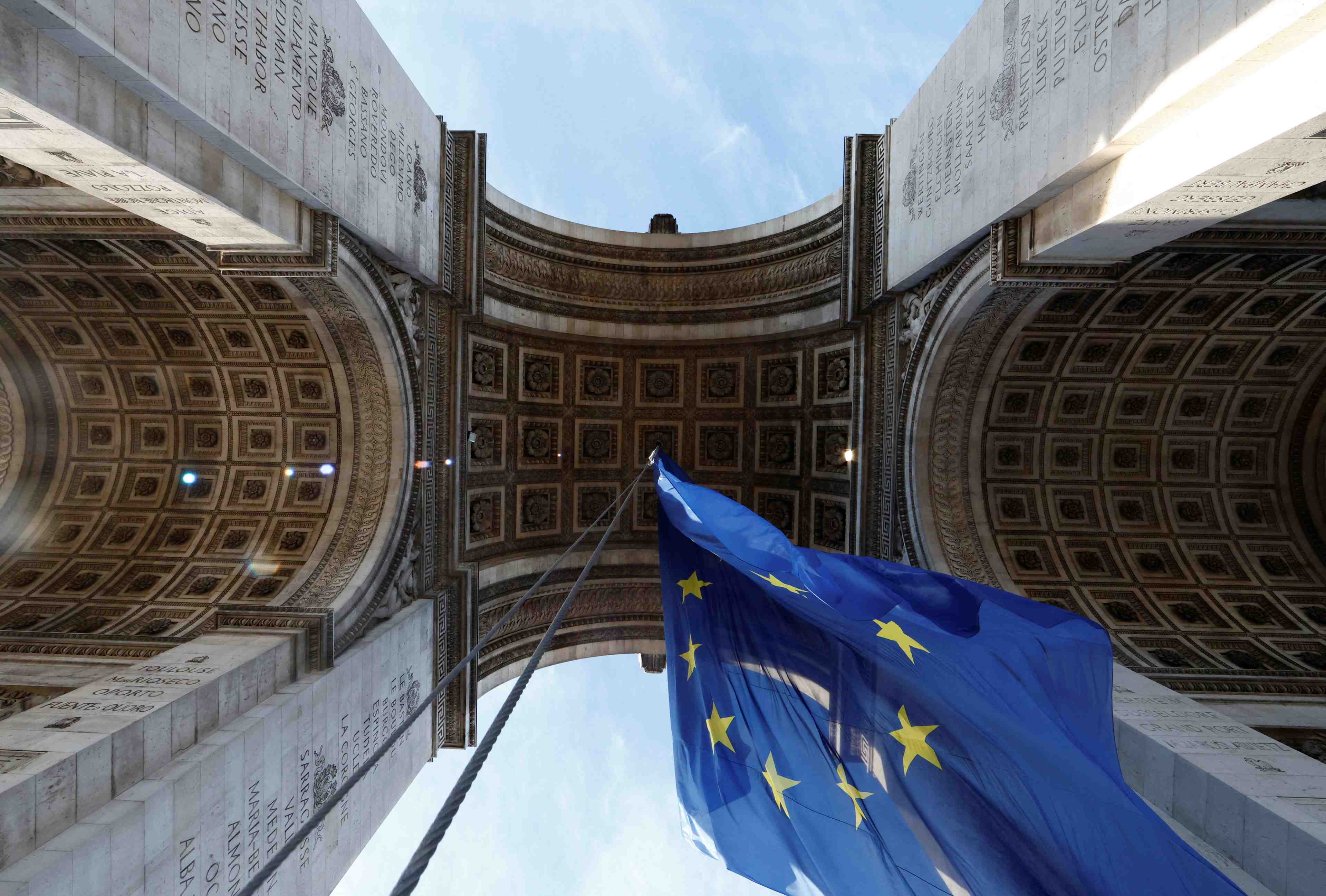 Le drapeau europeen ne flotte plus sous l'arc de triomphe
