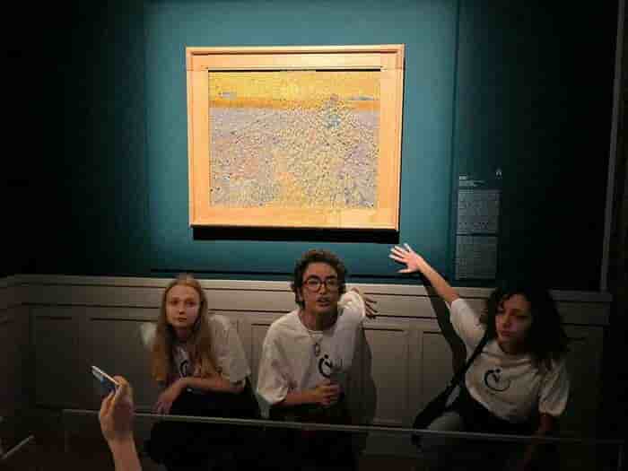 Des militants ecologistes du groupe "ultima generazione" collent leurs mains au mur apres avoir jete de la soupe sur un tableau de van gogh au palazzo bonaparte a rome
