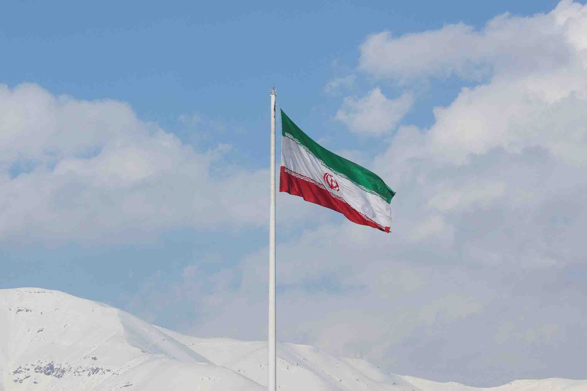 Le drapeau iranien flotte au-dessus d'une rue de teheran