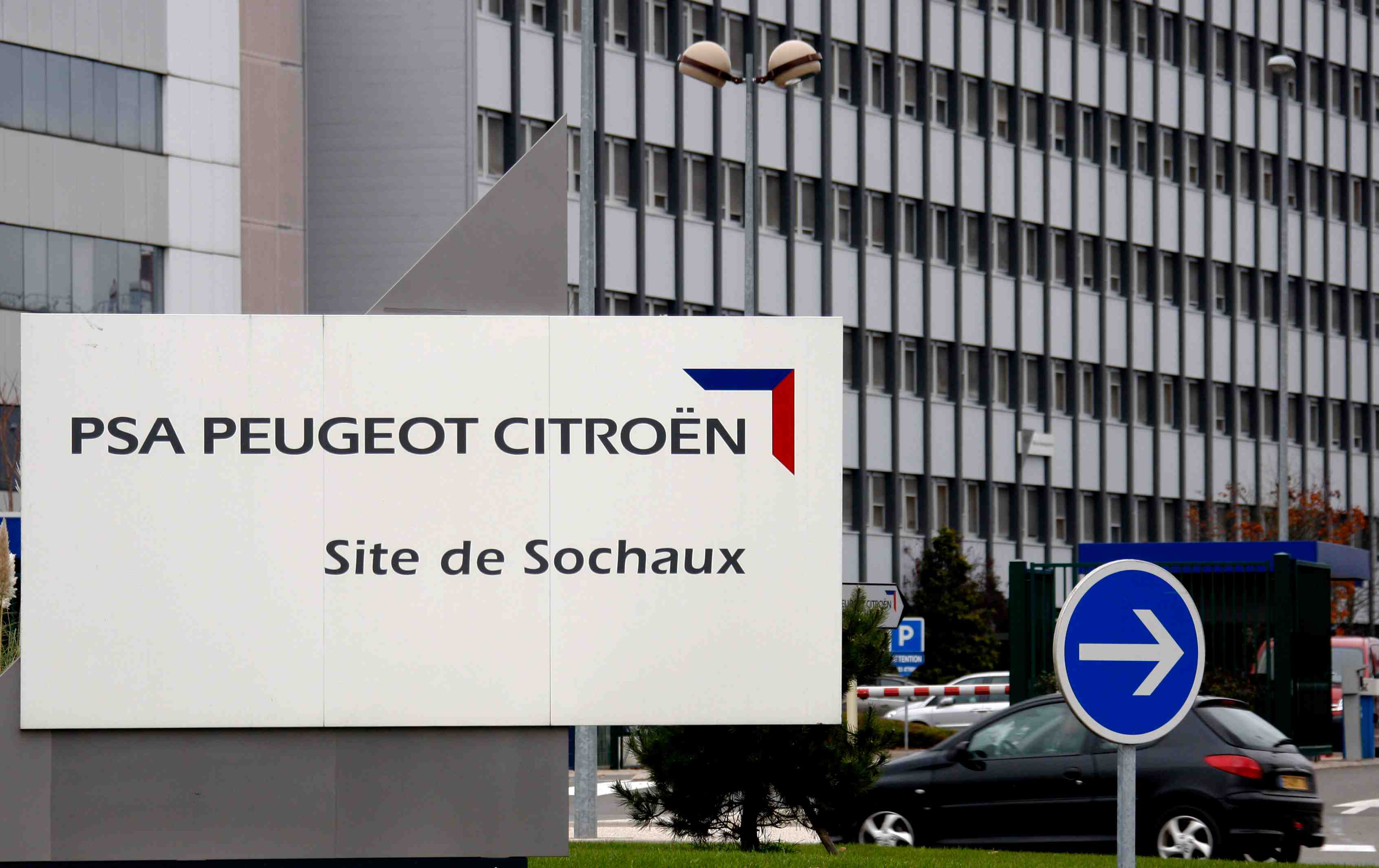 Deux lignes de production de psa bloquees