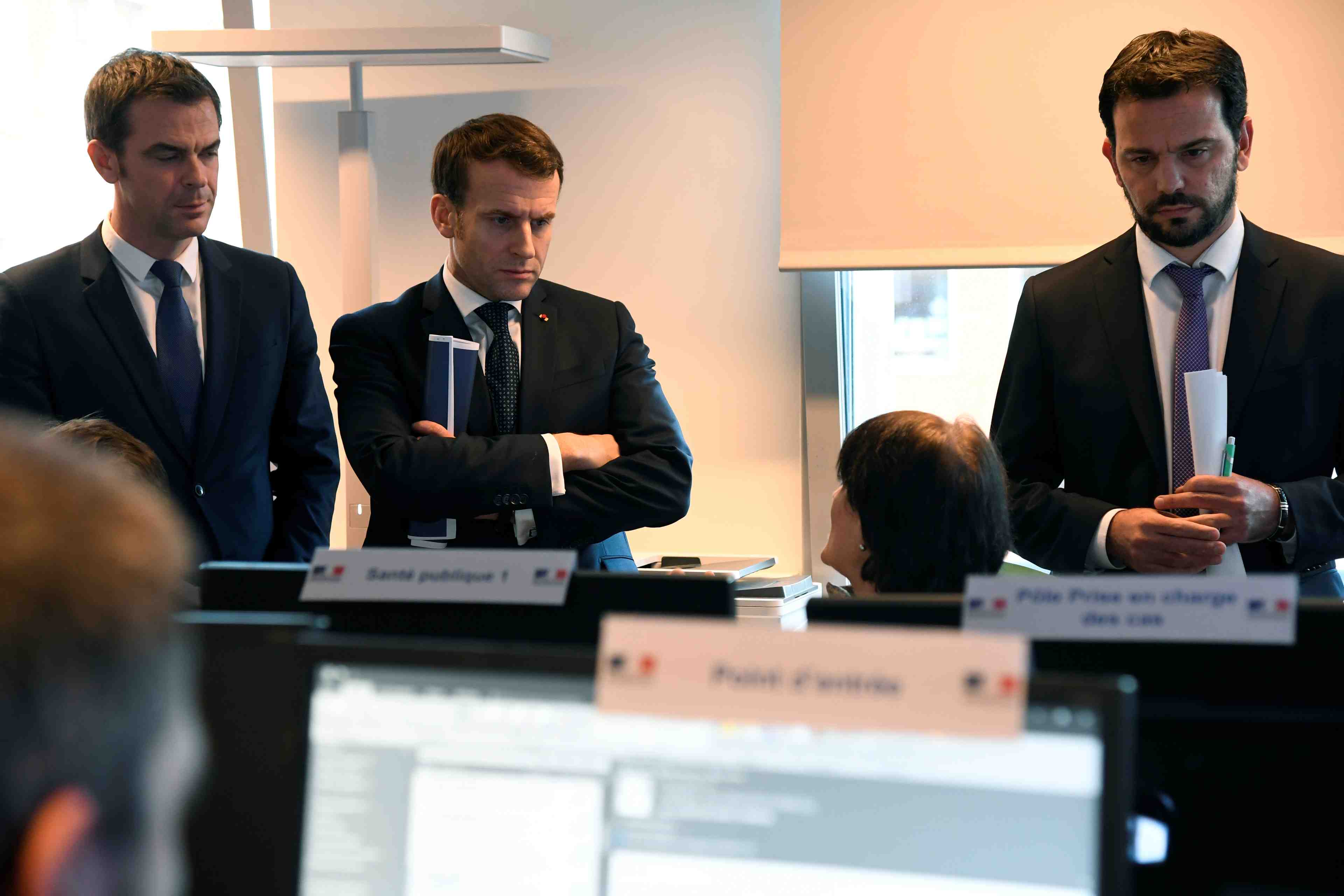 Olivier Véran, le ministre de la Santé, et Emmanuel Macron, au Centre opérationnel de régulation et de réponse aux urgences sanitaires et sociales.