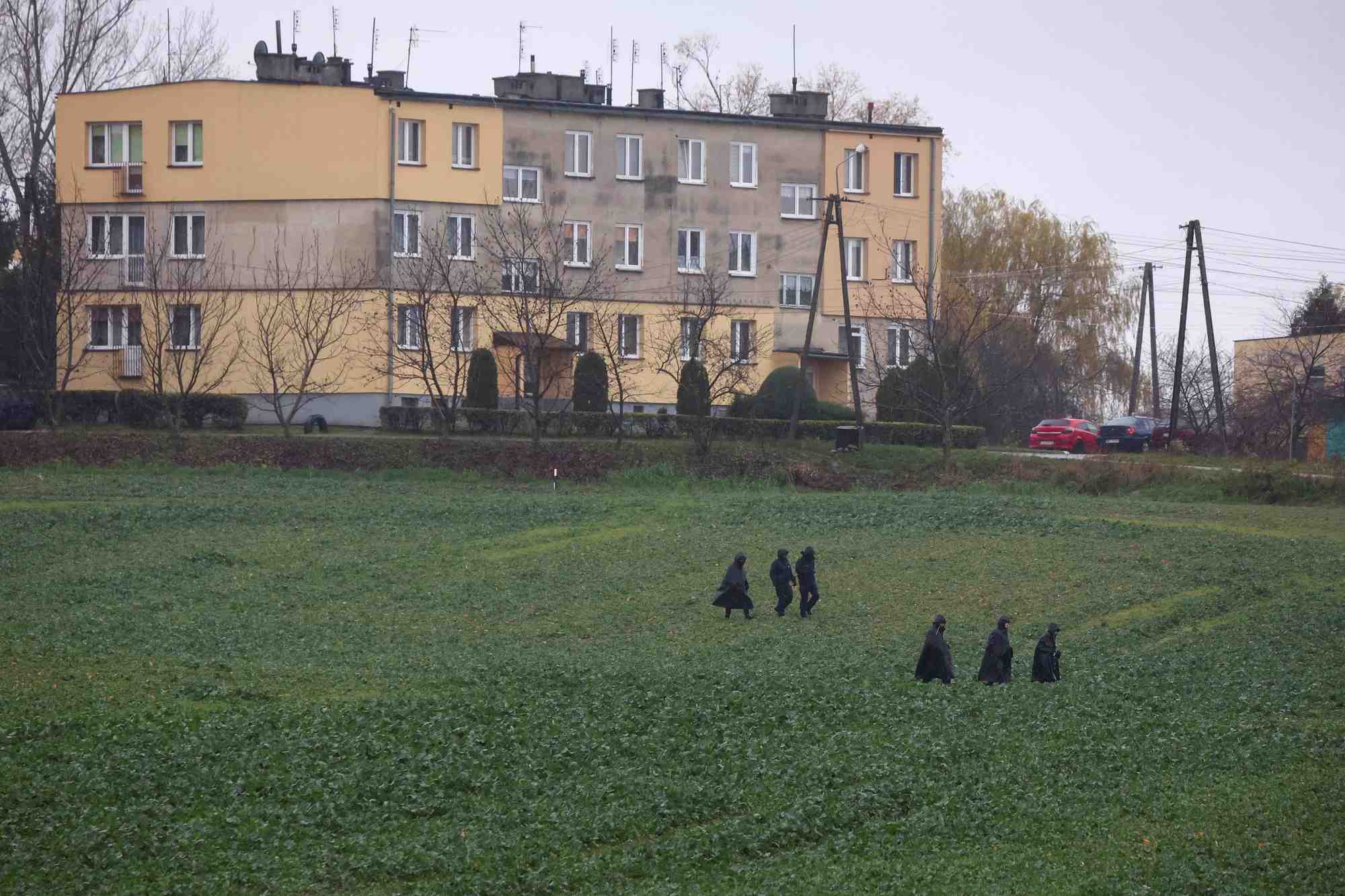 Des policiers marchent pres du site de l'explosion d'un missile a przewodow, un village de l'est de la pologne pres de la frontiere avec l'ukraine