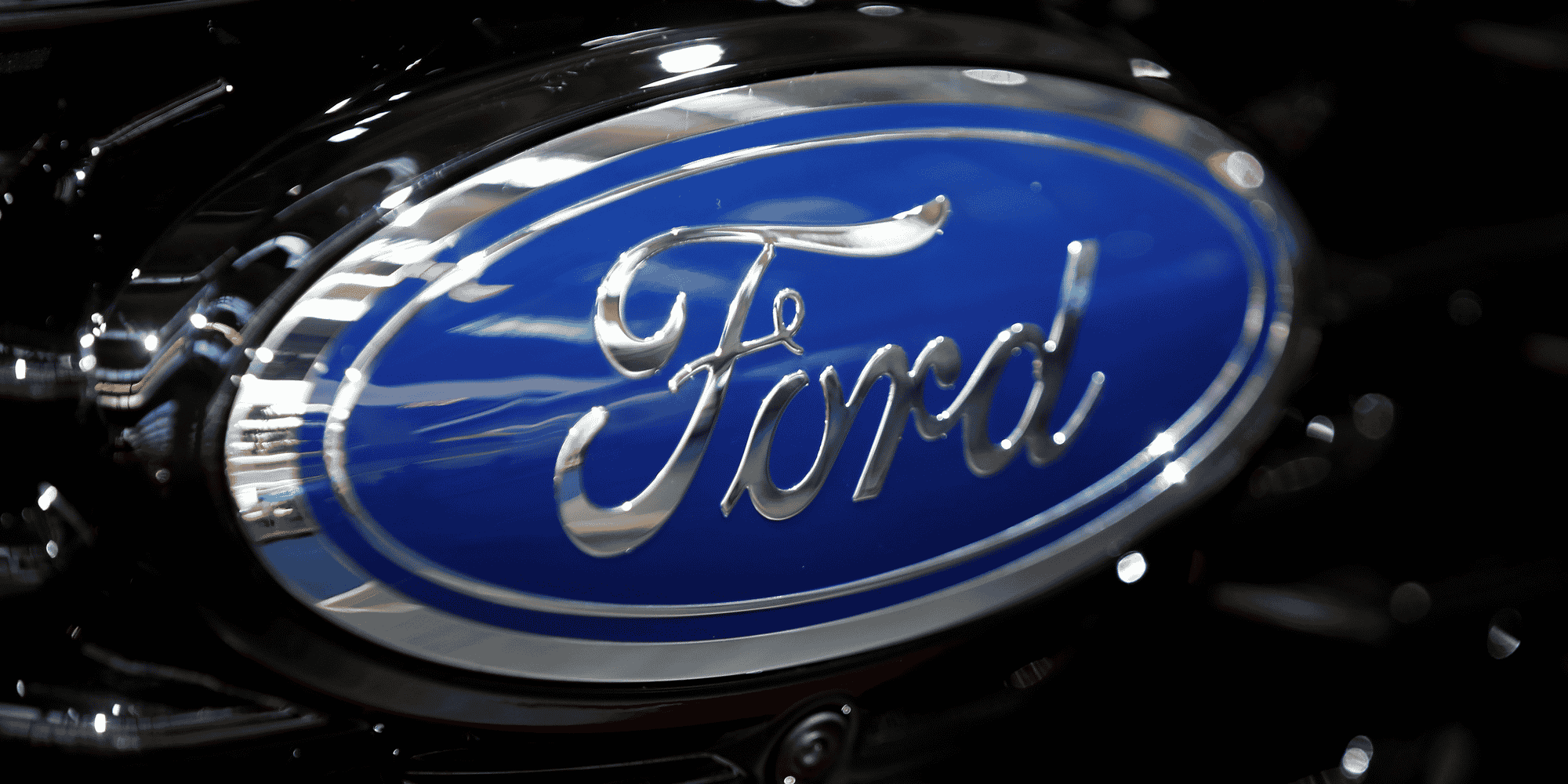 Ce contrat de principe négocié prévoit une augmentation salariale légèrement inférieure aux 40% que le syndicat demandait, mais elle est nettement supérieure à celle de 9% initialement proposée par Ford en août.