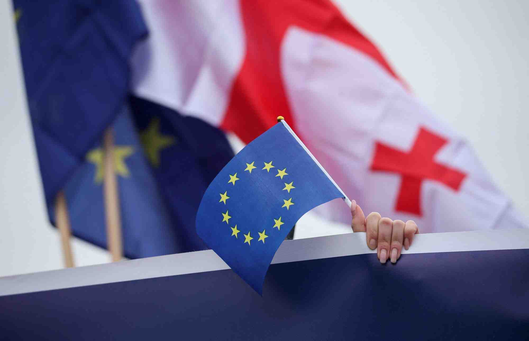 Un participant tient un drapeau de l'ue lors d'une procession en faveur de l'adhesion de la georgie a l'union europeenne a tbilissi