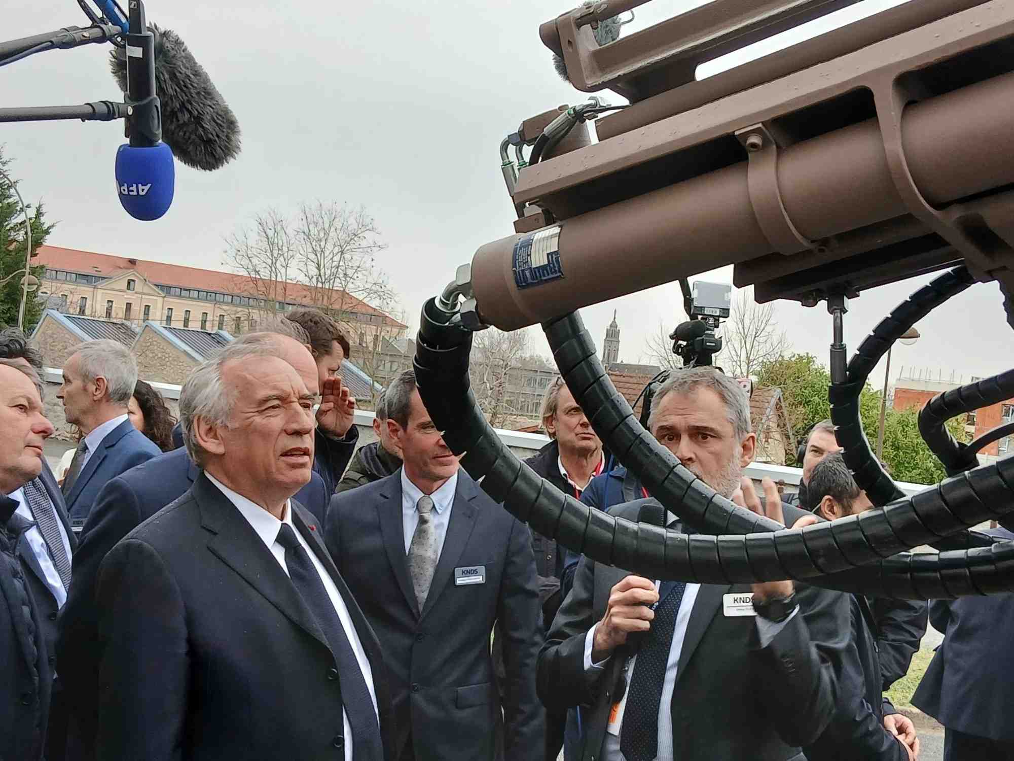 Devant le fleuron français de l’artillerie, le canon Caesar, François Bayrou a insisté sur le nouveau challenge pour l’industrie d’armement française : ajouter la quantité à la qualité et à l’innovation qui constituent son savoir-faire depuis 250 ans.
