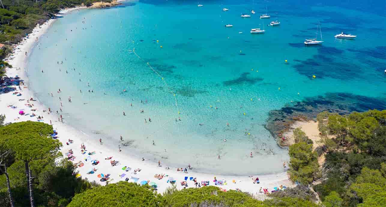 La plage d'Argent de l'île de Porquerolles.