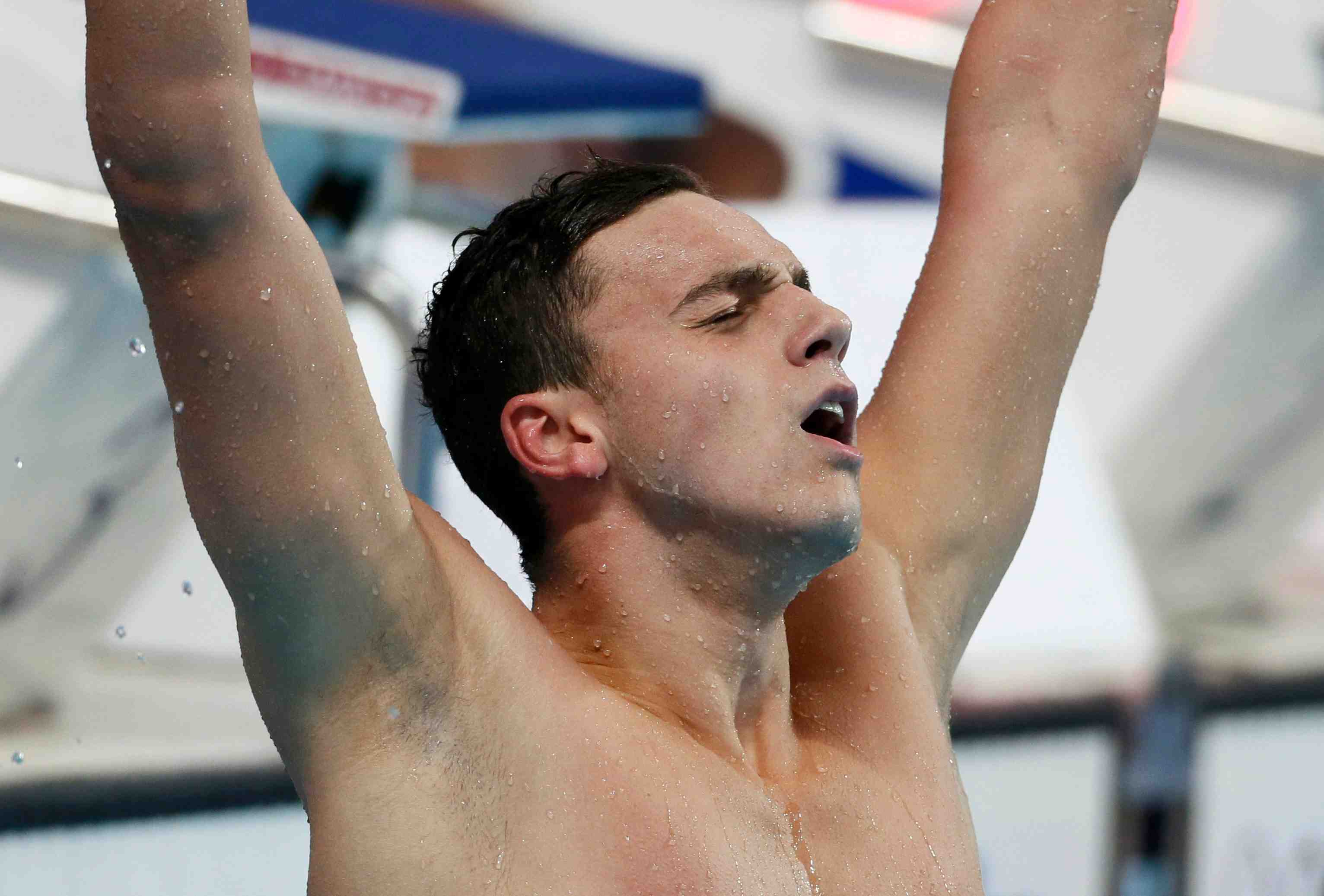 James guy surprend les favoris sur 200