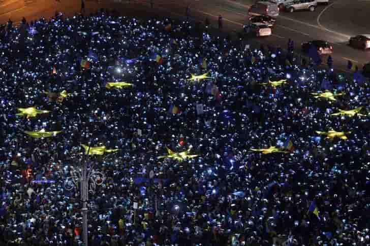 Des manifestants forment le drapeau de l'ue a bucarest