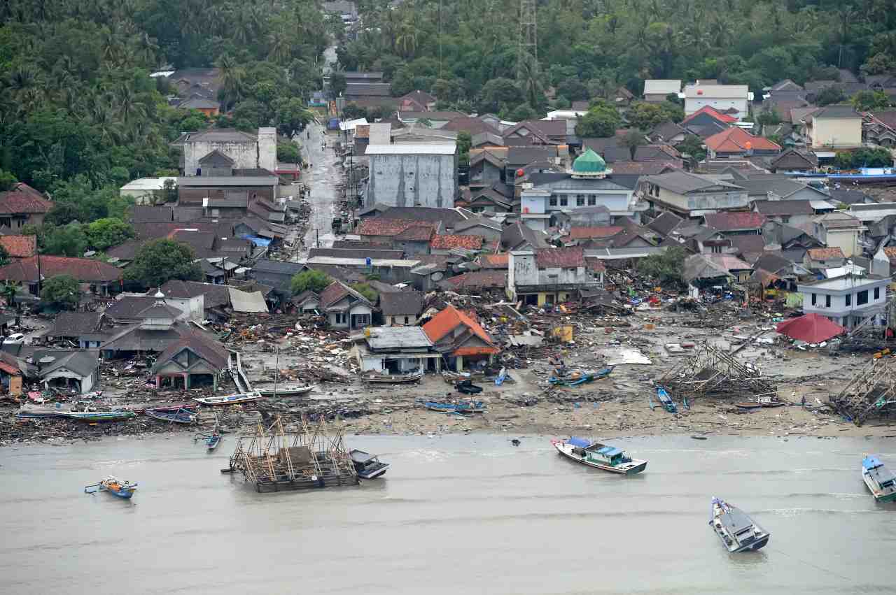 Le bilan du tsunami en indonesie s'alourdit a 373 morts