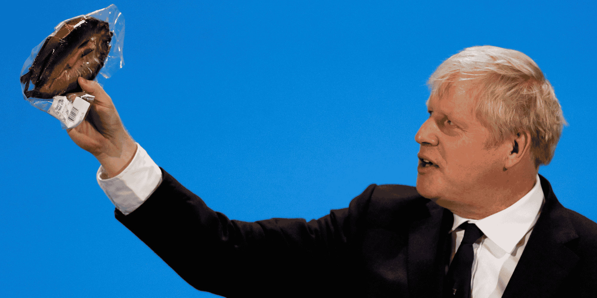 Londres, le 17 juillet 2019. Boris Johnson, alors favori pour le poste de Premier ministre, brandit un hareng fumé dans un emballage plastique pour dénoncer les "bureaucrates de Bruxelles" qui imposeraient des règles absurdes. Il sera contredit par la Commission européenne.