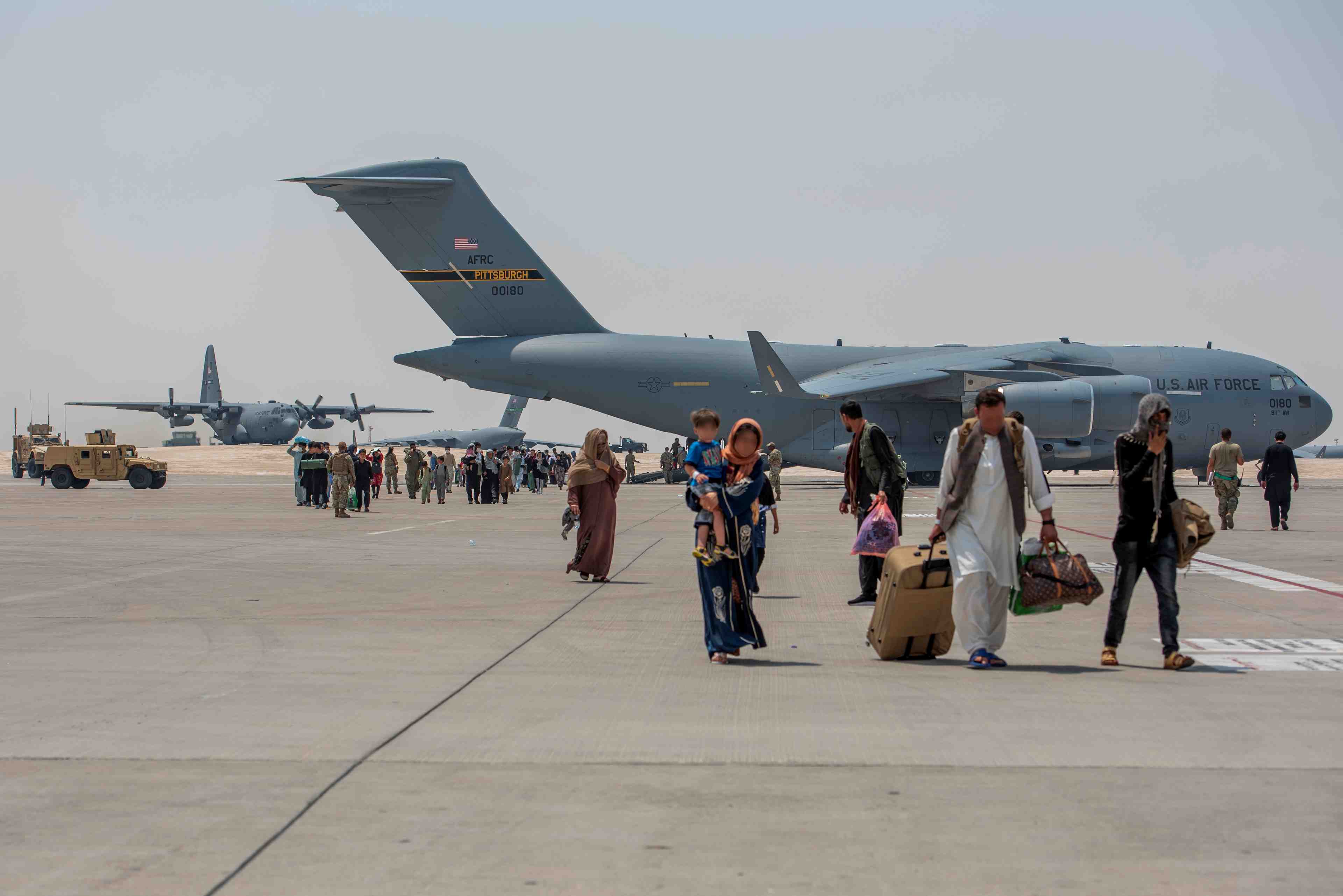 Moins de 1.400 personnes evacuees d'afghanistan encore au qatar, selon un general americain