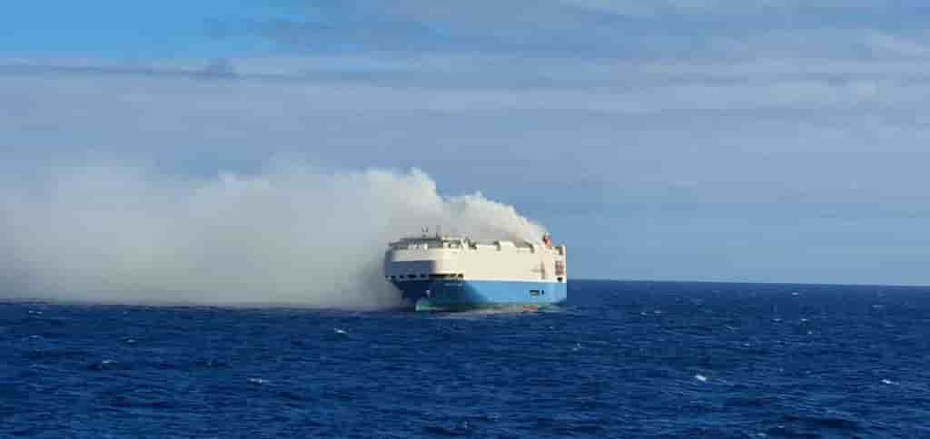 Un navire transportant plus d'un millier de voitures de luxe prend feu au large des acores