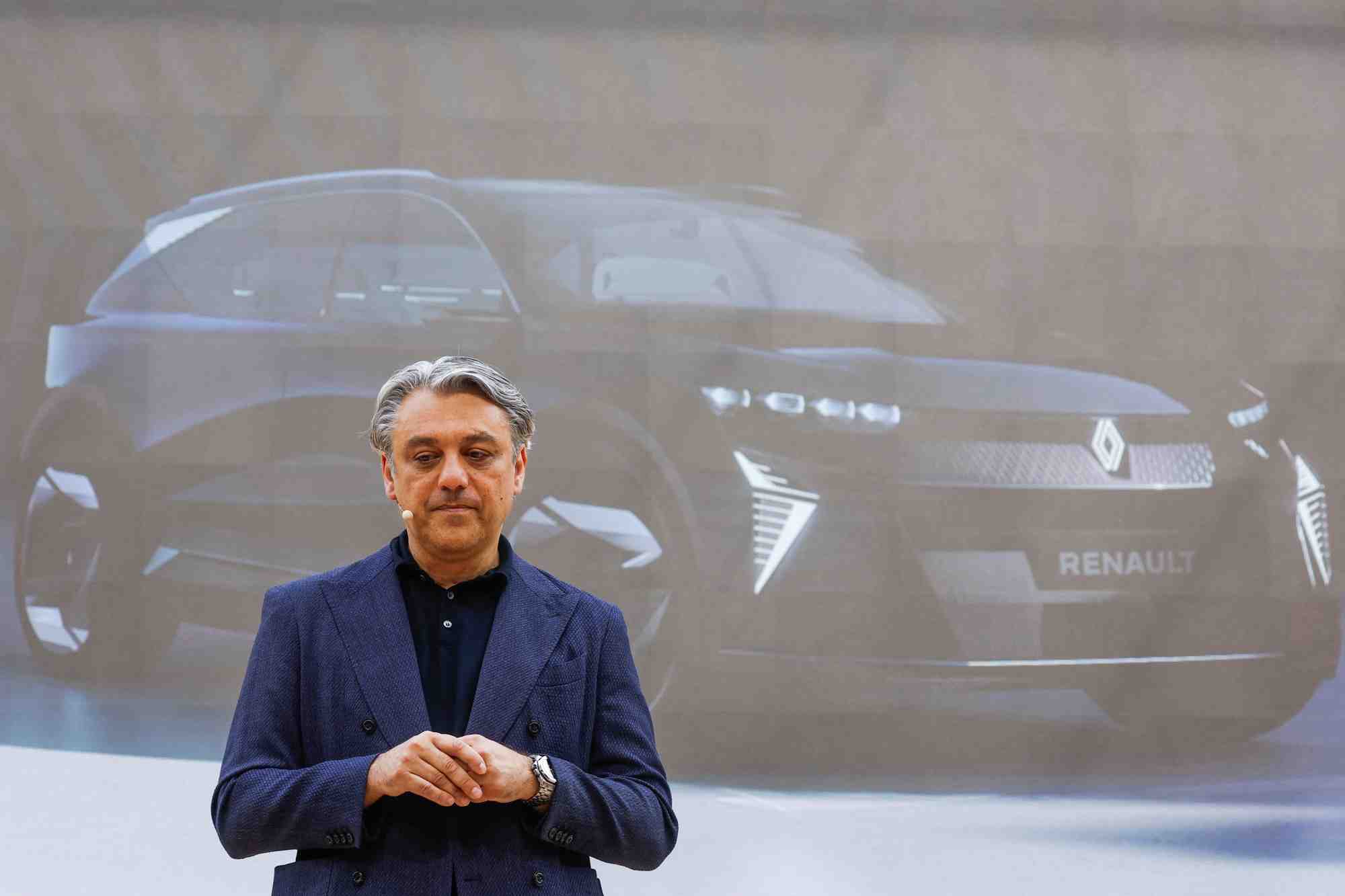 Le directeur general de renault, luca de meo, prend la parole lors de la presentation du scenic vision