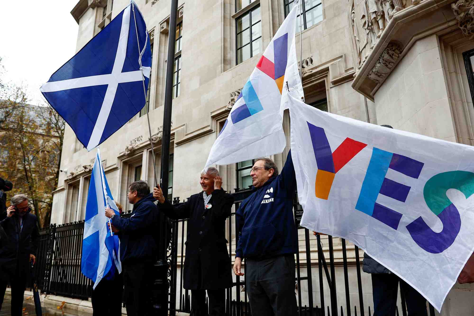 Des militants pro-independance ecossaise devant la cour supreme du royaume-uni a londres