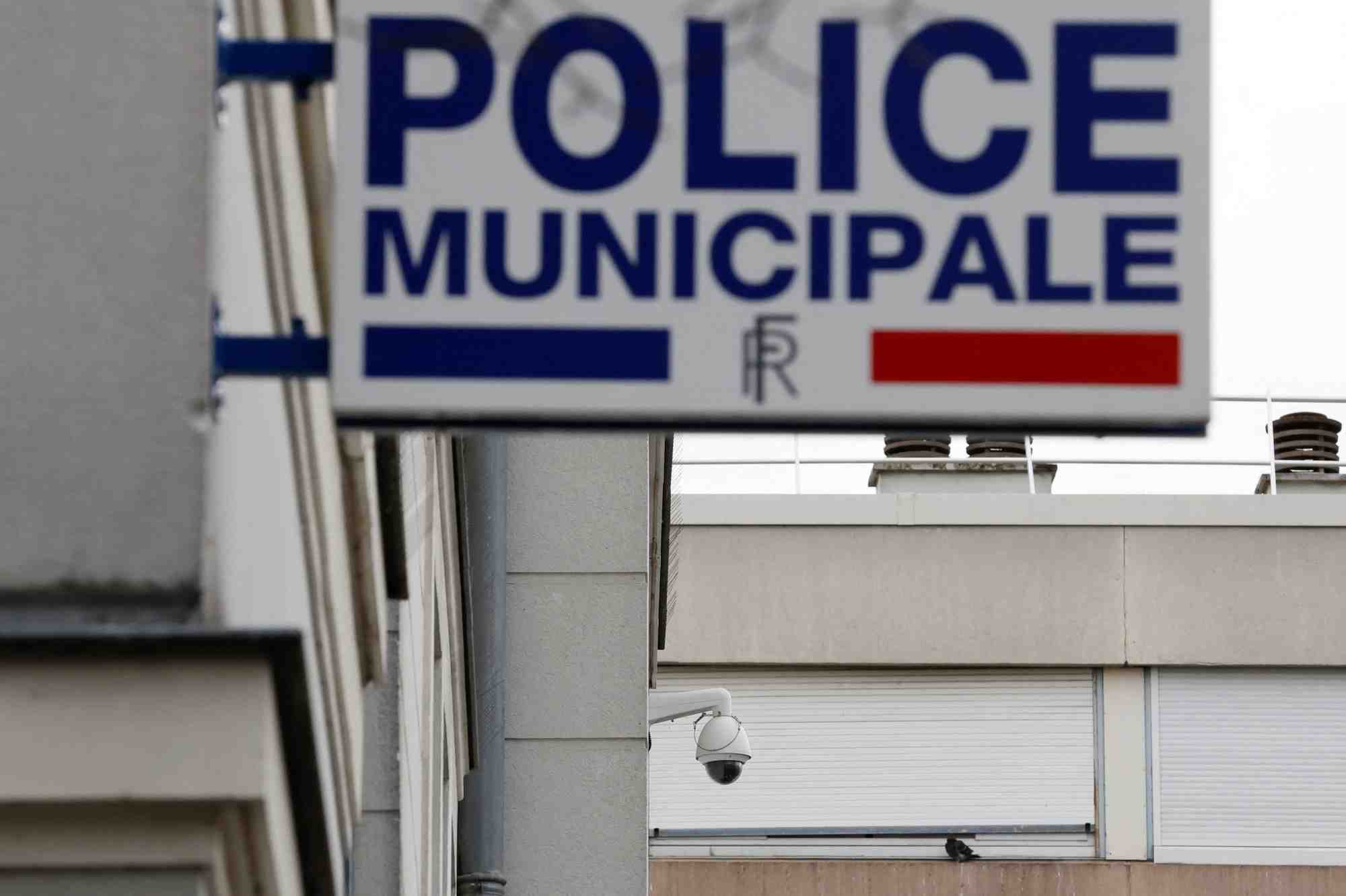 Une camera de surveillance pres d'immeubles residentiels