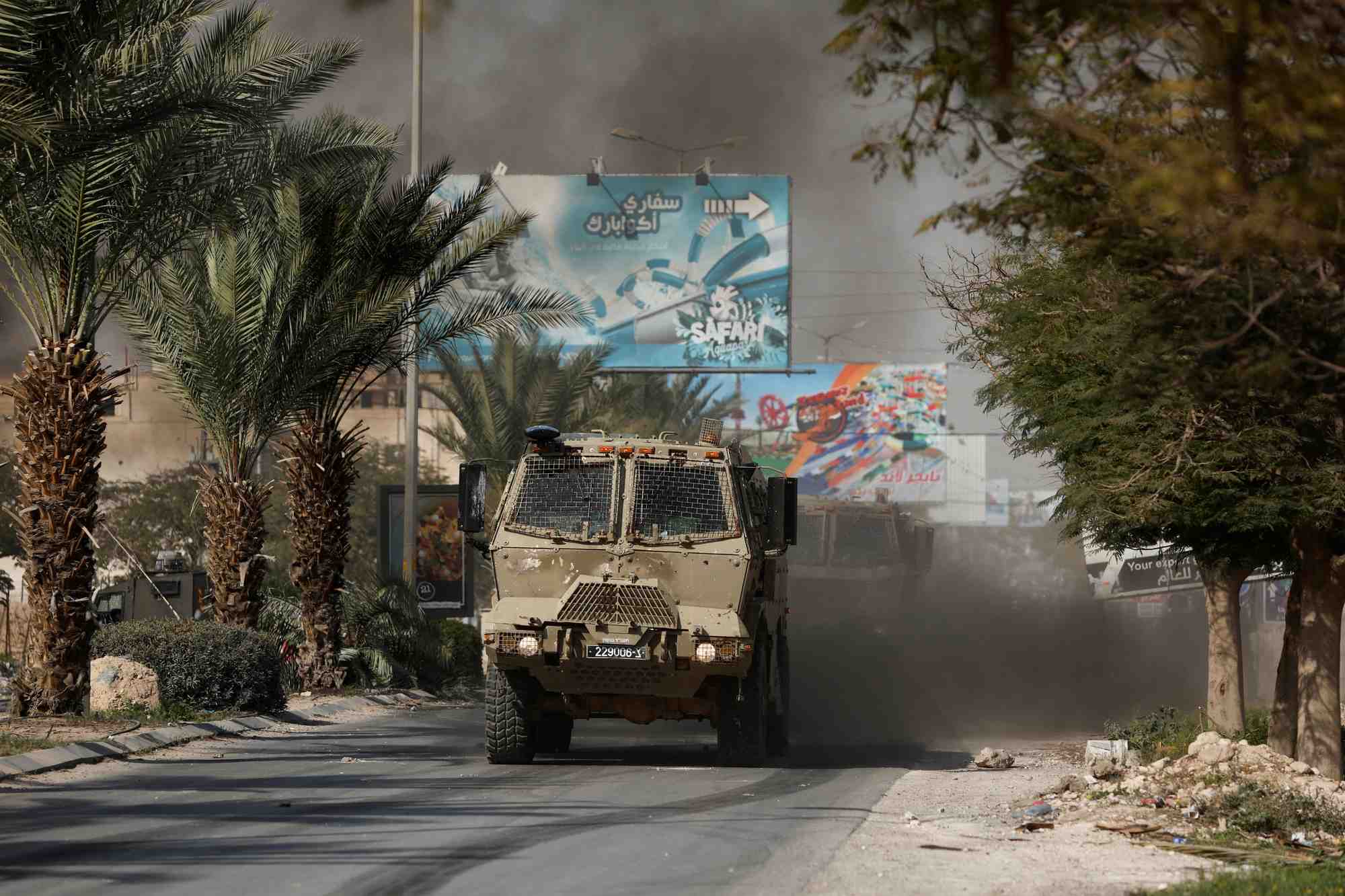 Des palestiniens affrontent les troupes israeliennes lors d'un raid a jericho, en cisjordanie
