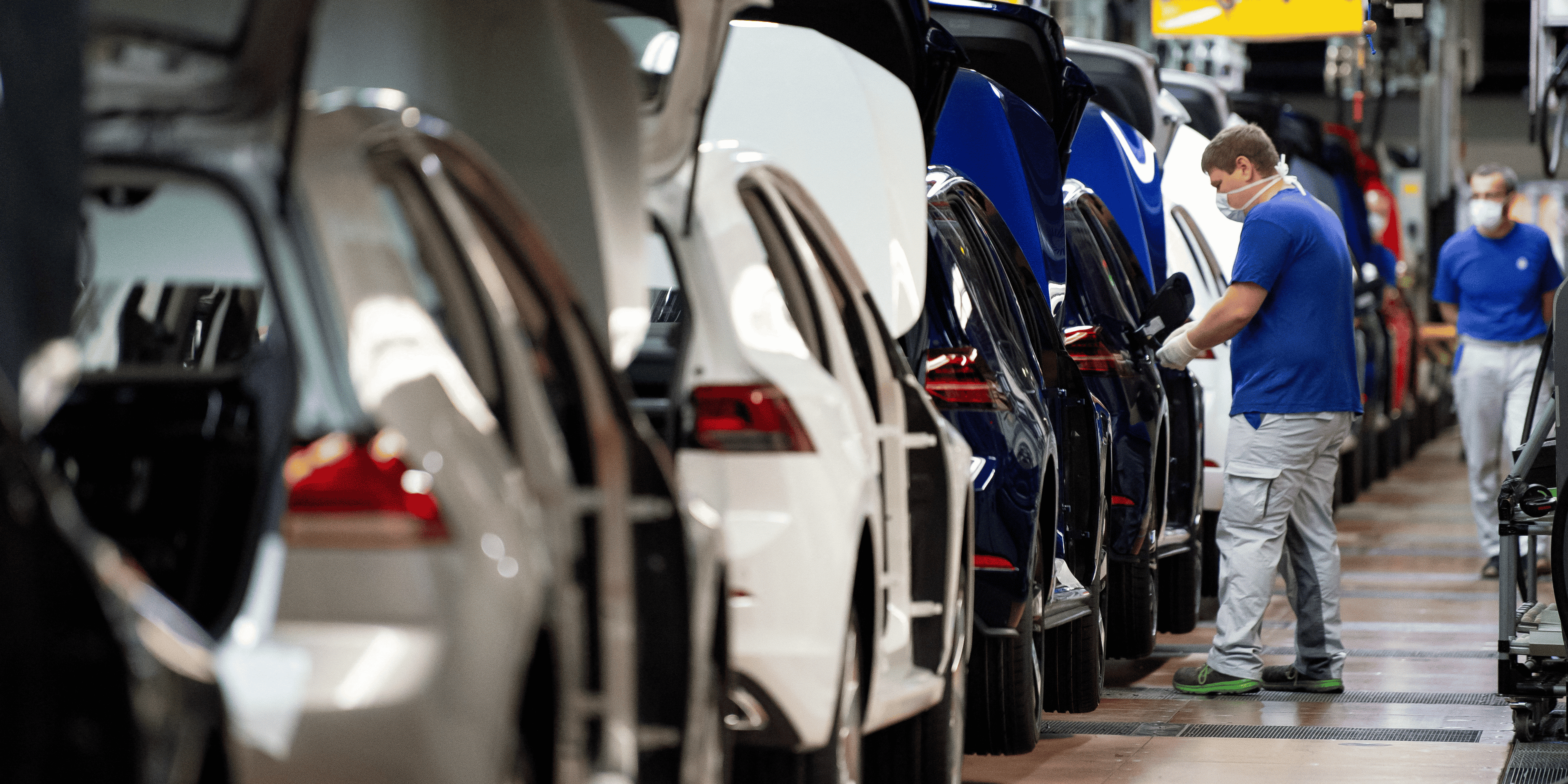 Un ouvrier sur la chaine de montage de volkswagen a wolfsburg, en allemagne