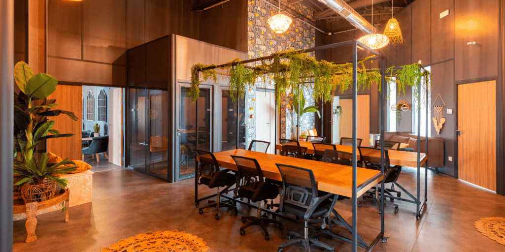 Les espaces de coworking conçus un peu partout en France par le Montpelliérain Bureaux & Co (photo : Perpignan) sont de plus en plus cosy et empreints de convivialité mais aussi dotés de multiples services afin d'offrir aux coworkers un cadre de travail attractif.